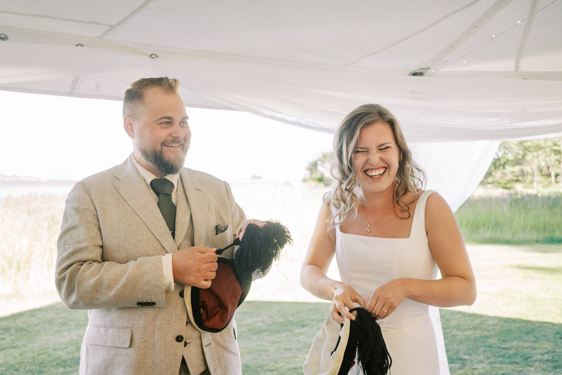 Meeri&Tuukka, kesäiset puutarhahäät Hangossa. StudioHappyMoment | Hääkuvaaja Helsinki, tunteikas ja dokumentaarinen kuvaus