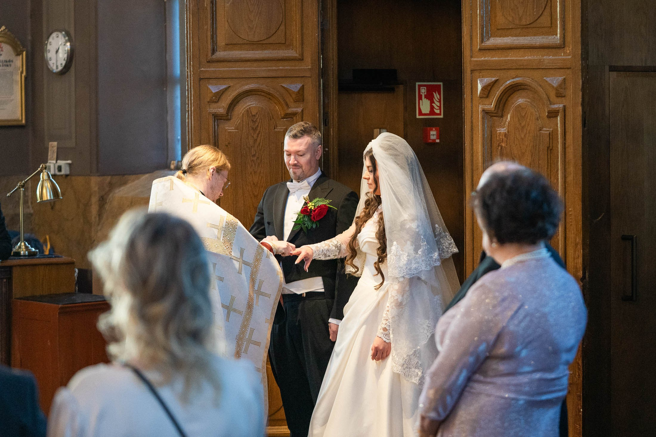 Alisa&Aarne, Uspenski katedraali ja Tenalji von Fersen. StudioHappyMoment — Fine Art Wedding Photographer in Italy, France, Spain & Finland