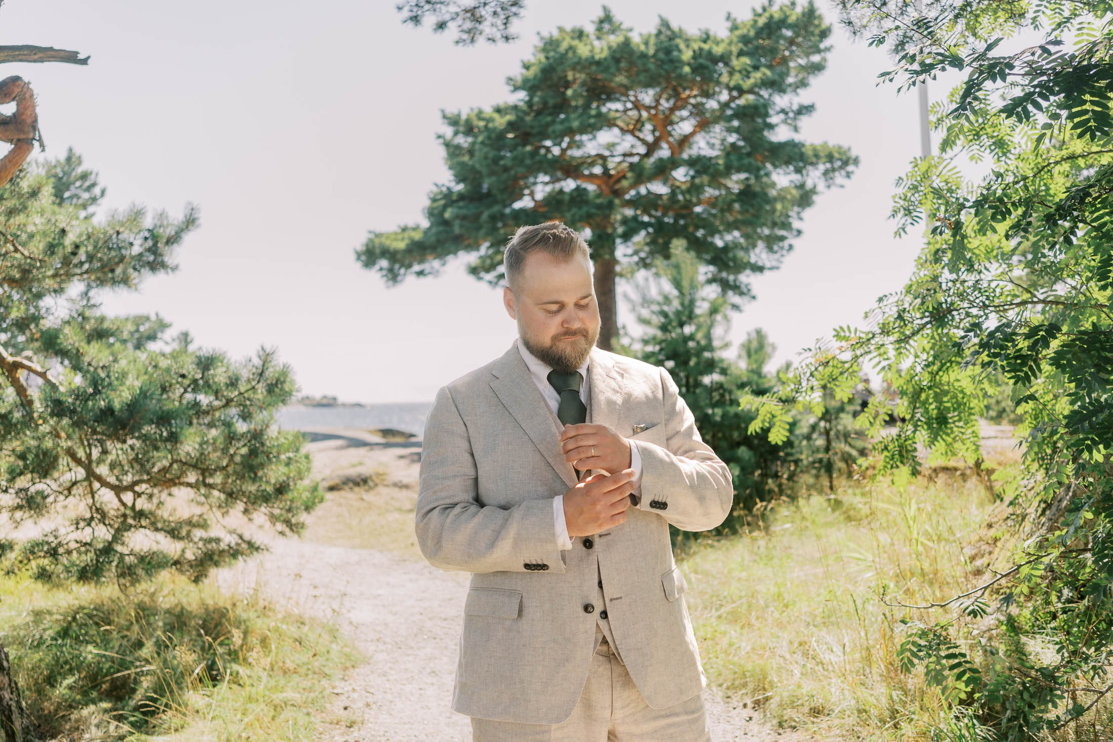 Meeri&Tuukka, kesäiset puutarhahäät Hangossa. StudioHappyMoment | Hääkuvaaja Helsinki, tunteikas ja dokumentaarinen kuvaus