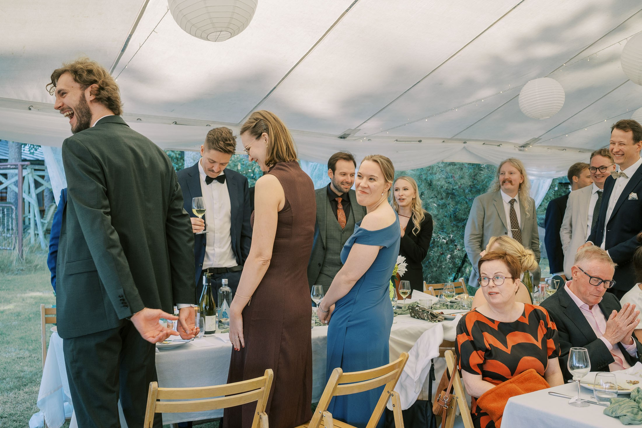 Meeri&Tuukka, kesäiset puutarhahäät Hangossa. StudioHappyMoment | Hääkuvaaja Helsinki, tunteikas ja dokumentaarinen kuvaus
