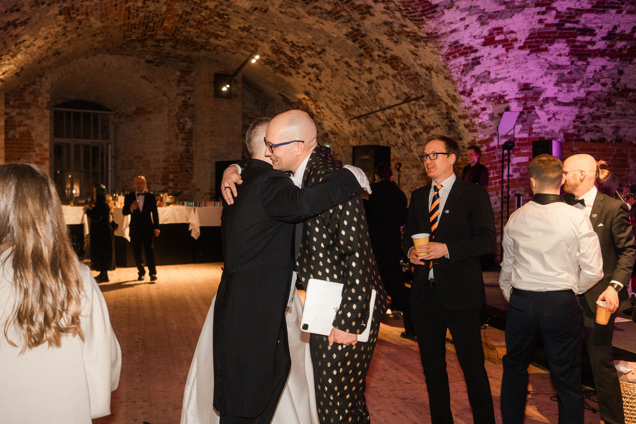 Alisa&Aarne, Uspenski katedraali ja Tenalji von Fersen. StudioHappyMoment — Fine Art Wedding Photographer in Italy, France, Spain & Finland