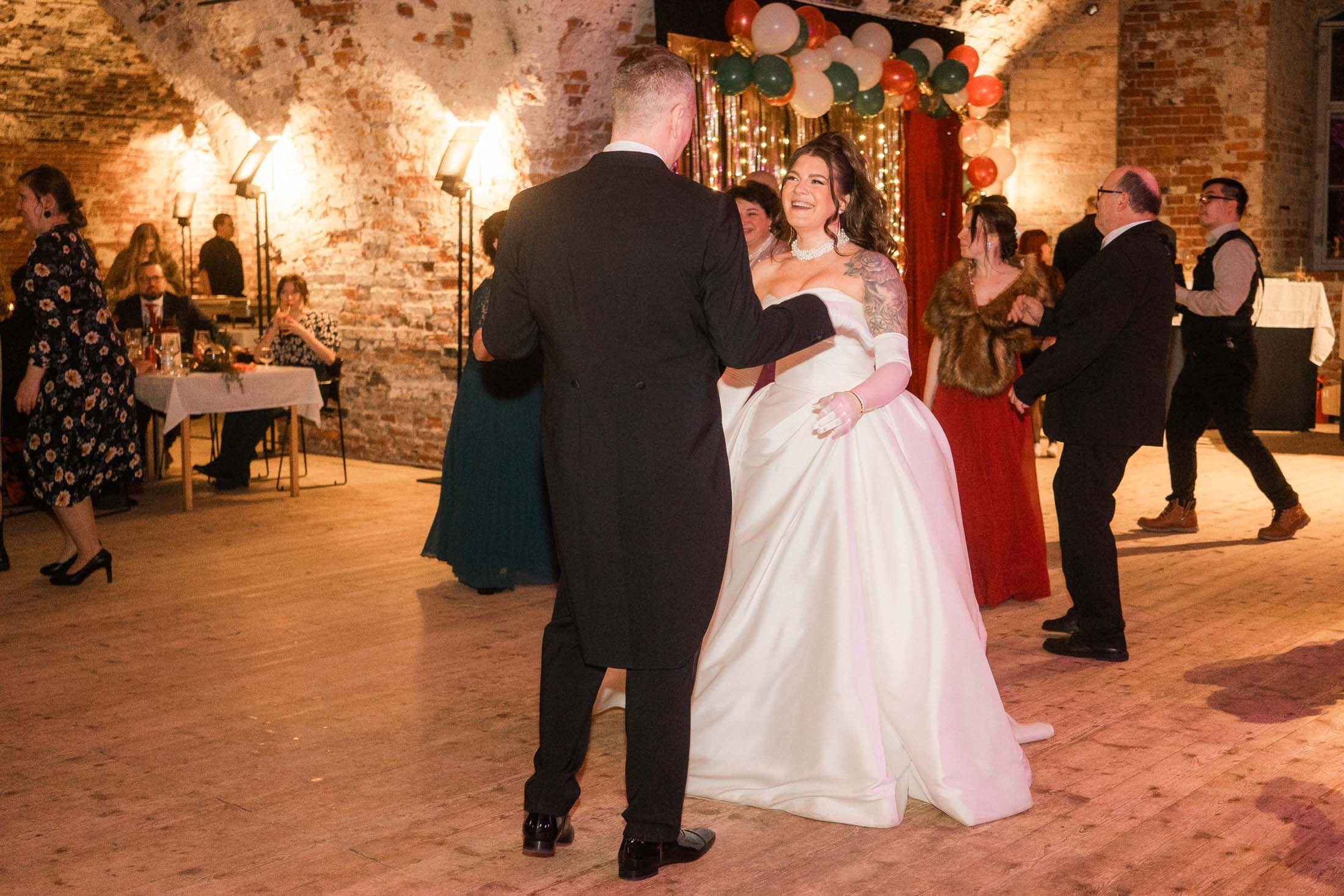 Alisa&Aarne, Uspenski katedraali ja Tenalji von Fersen. StudioHappyMoment — Fine Art Wedding Photographer in Italy, France, Spain & Finland