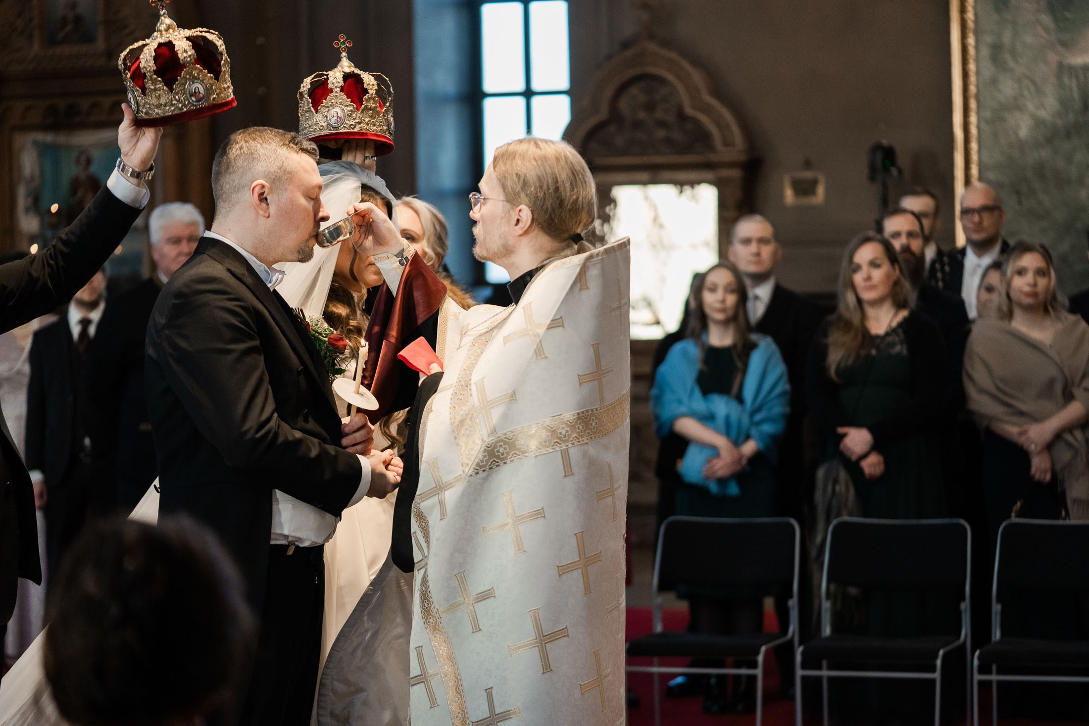 Alisa&Aarne, Uspenski katedraali ja Tenalji von Fersen. StudioHappyMoment — Fine Art Wedding Photographer in Italy, France, Spain & Finland