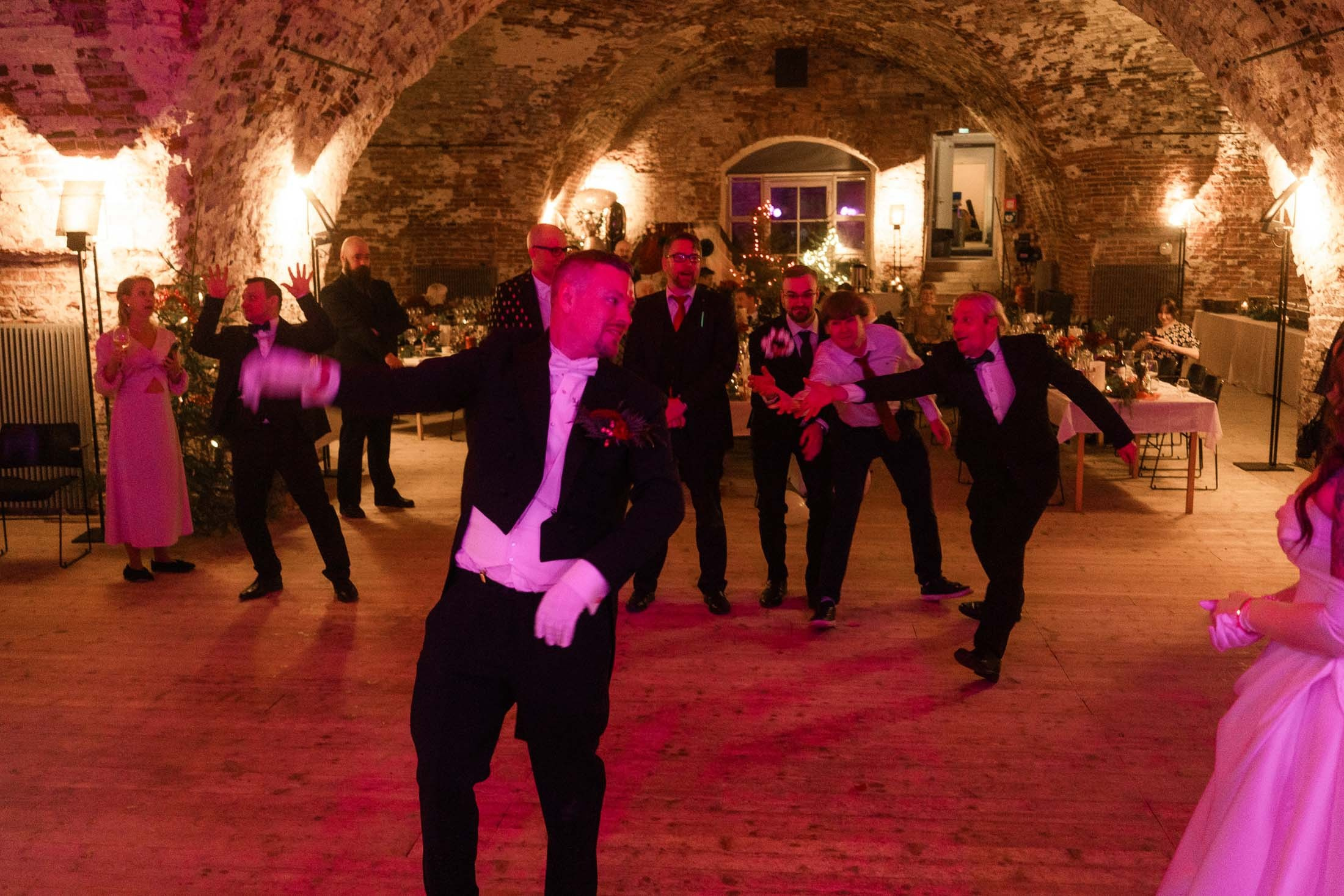 Alisa&Aarne, Uspenski katedraali ja Tenalji von Fersen. StudioHappyMoment — Fine Art Wedding Photographer in Italy, France, Spain & Finland