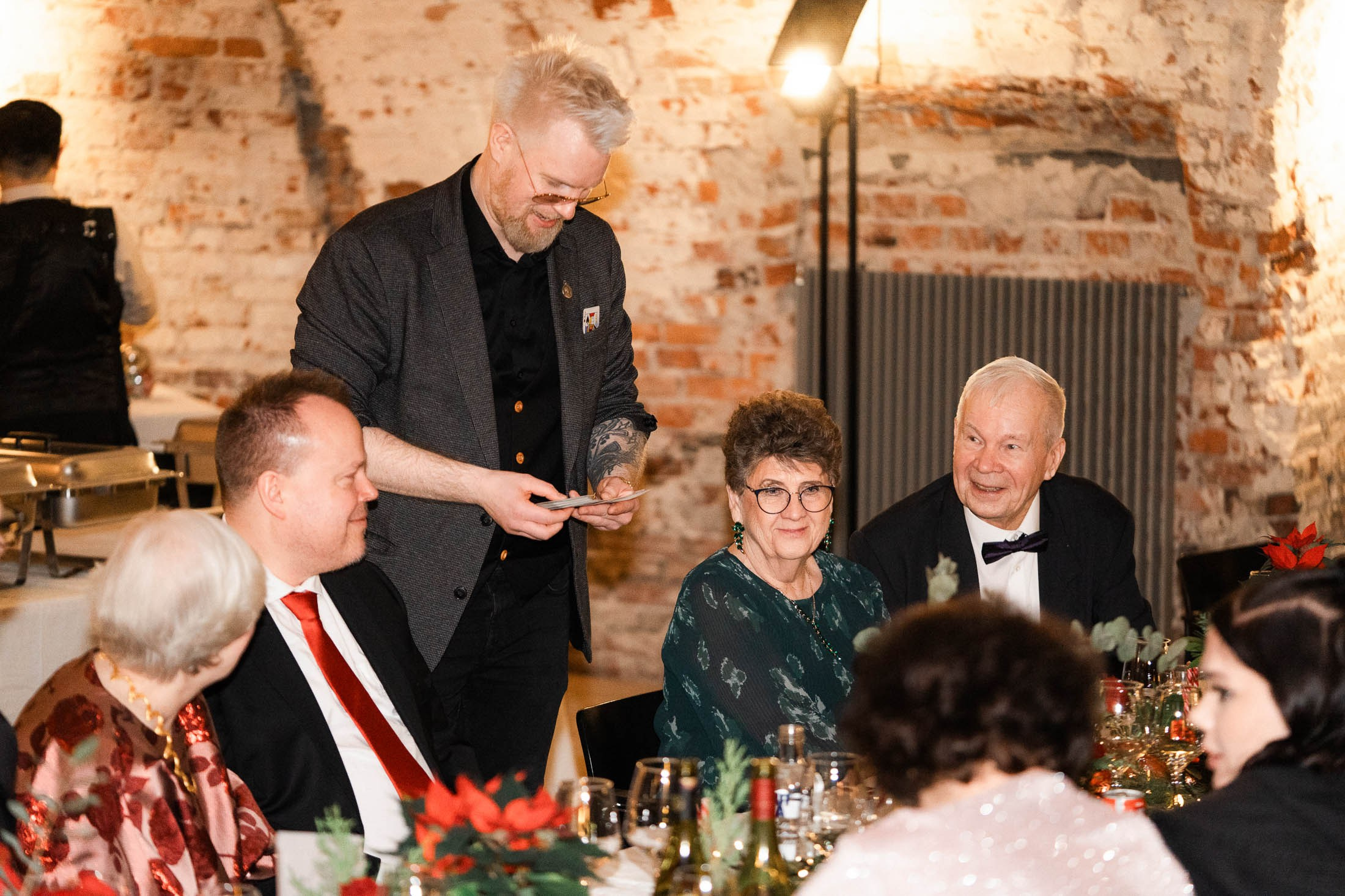 Alisa&Aarne, Uspenski katedraali ja Tenalji von Fersen. StudioHappyMoment — Fine Art Wedding Photographer in Italy, France, Spain & Finland