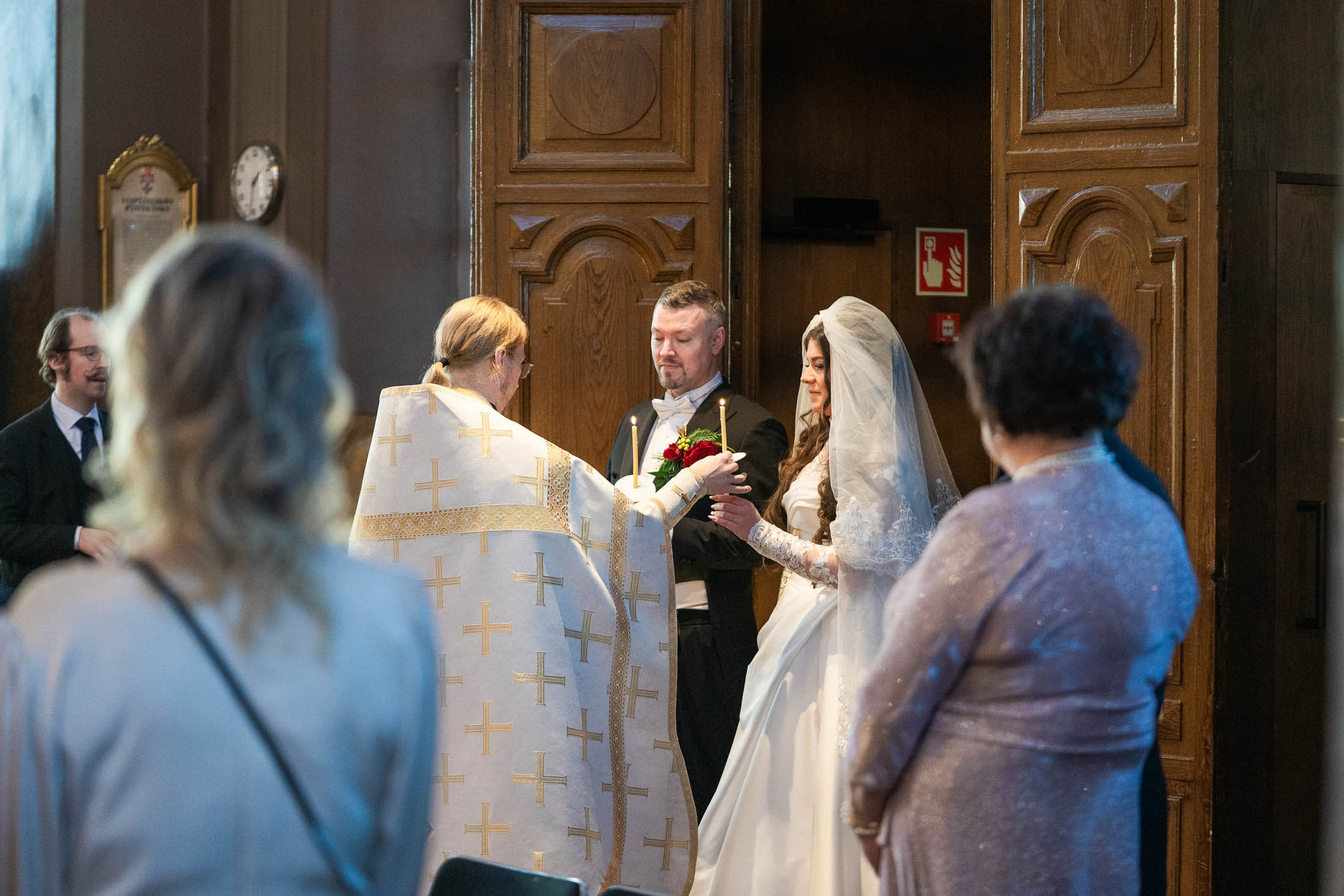 Alisa&Aarne, Uspenski katedraali ja Tenalji von Fersen. StudioHappyMoment — Fine Art Wedding Photographer in Italy, France, Spain & Finland
