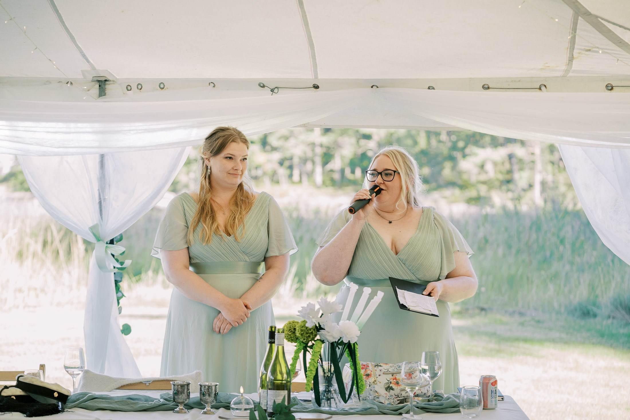 Meeri&Tuukka, kesäiset puutarhahäät Hangossa. StudioHappyMoment | Hääkuvaaja Helsinki, tunteikas ja dokumentaarinen kuvaus