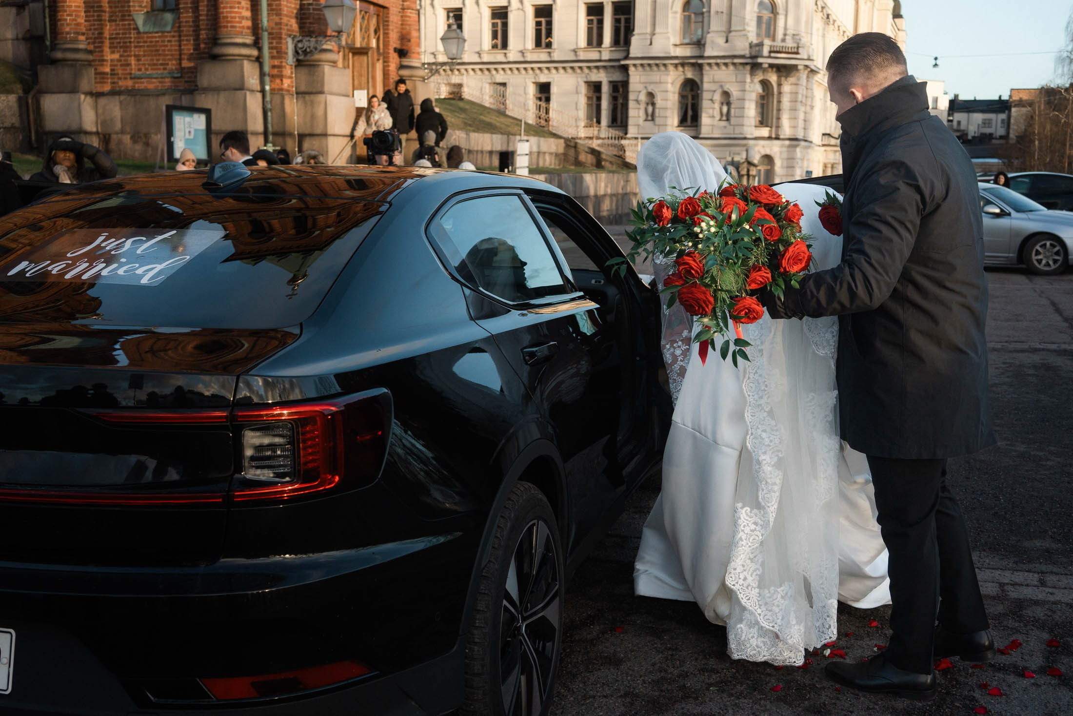Alisa&Aarne, Uspenski katedraali ja Tenalji von Fersen. StudioHappyMoment — Fine Art Wedding Photographer in Italy, France, Spain & Finland