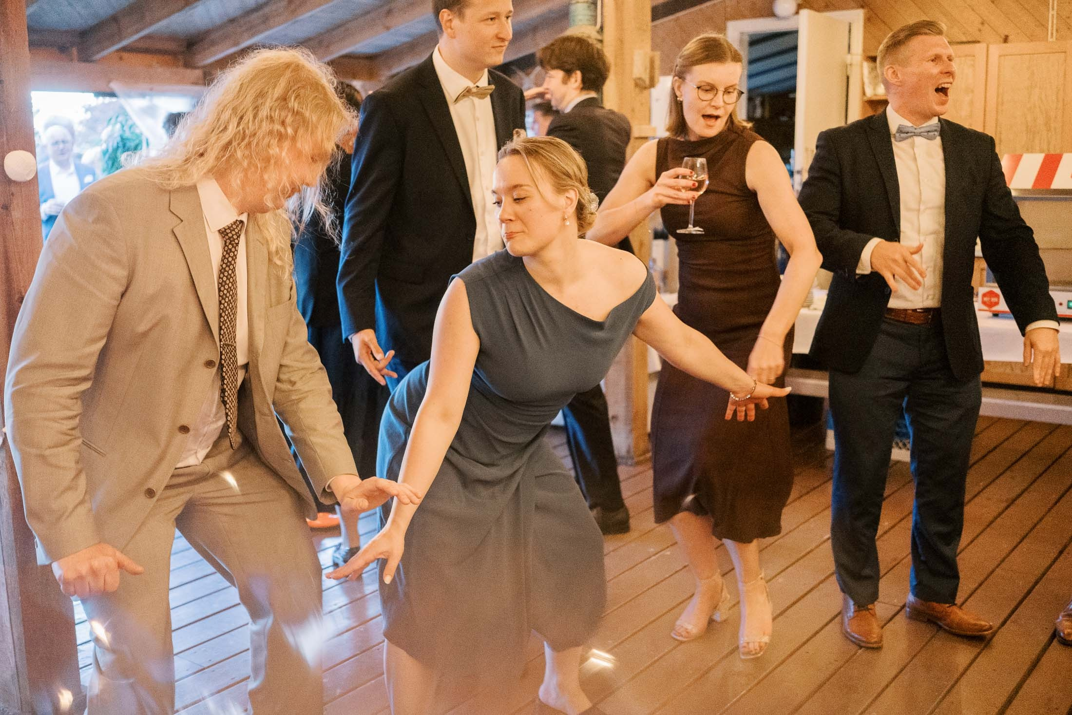 Meeri&Tuukka, kesäiset puutarhahäät Hangossa. StudioHappyMoment | Hääkuvaaja Helsinki, tunteikas ja dokumentaarinen kuvaus