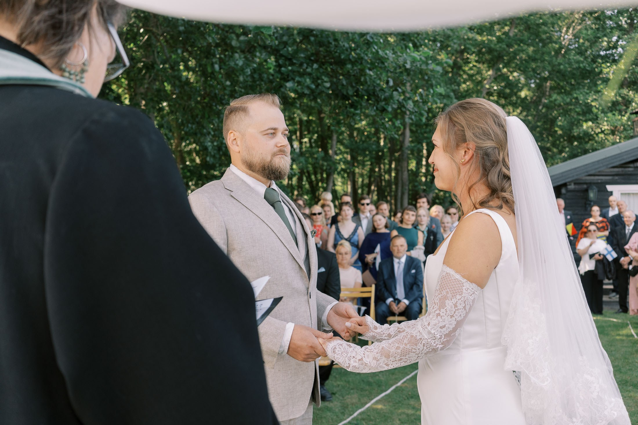 Meeri&Tuukka, kesäiset puutarhahäät Hangossa. StudioHappyMoment | Hääkuvaaja Helsinki, tunteikas ja dokumentaarinen kuvaus