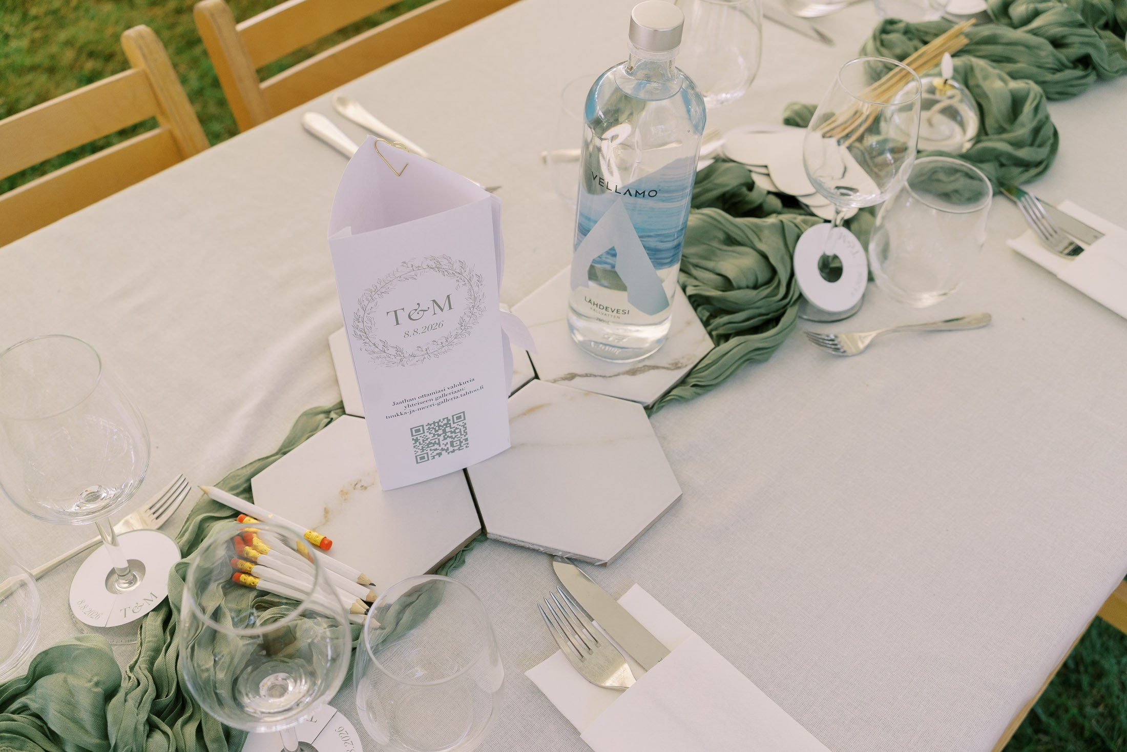 Meeri&Tuukka, kesäiset puutarhahäät Hangossa. StudioHappyMoment | Hääkuvaaja Helsinki, tunteikas ja dokumentaarinen kuvaus