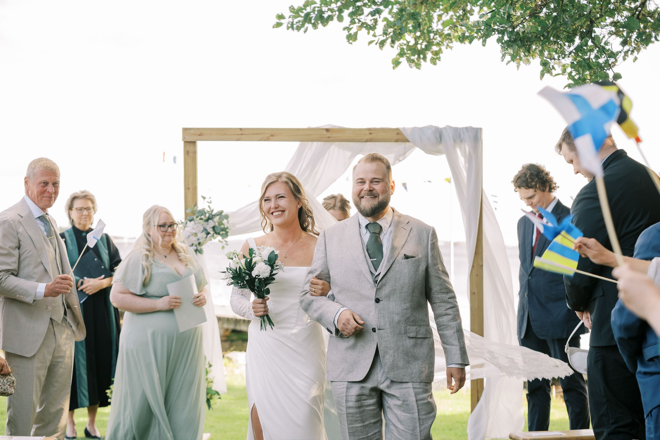 Meeri&Tuukka, kesäiset puutarhahäät Hangossa. StudioHappyMoment | Hääkuvaaja Helsinki, tunteikas ja dokumentaarinen kuvaus