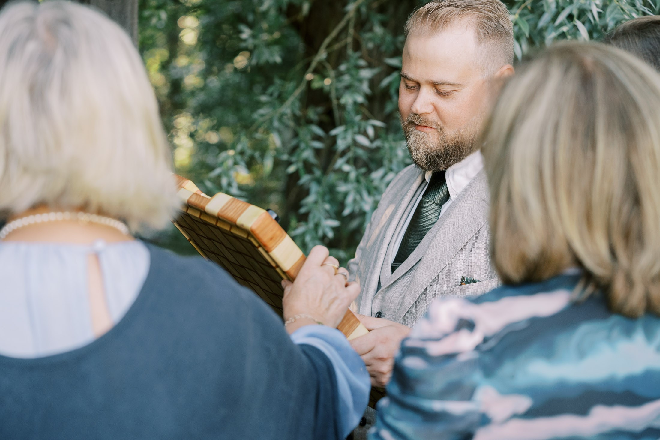Meeri&Tuukka, kesäiset puutarhahäät Hangossa. StudioHappyMoment | Hääkuvaaja Helsinki, tunteikas ja dokumentaarinen kuvaus