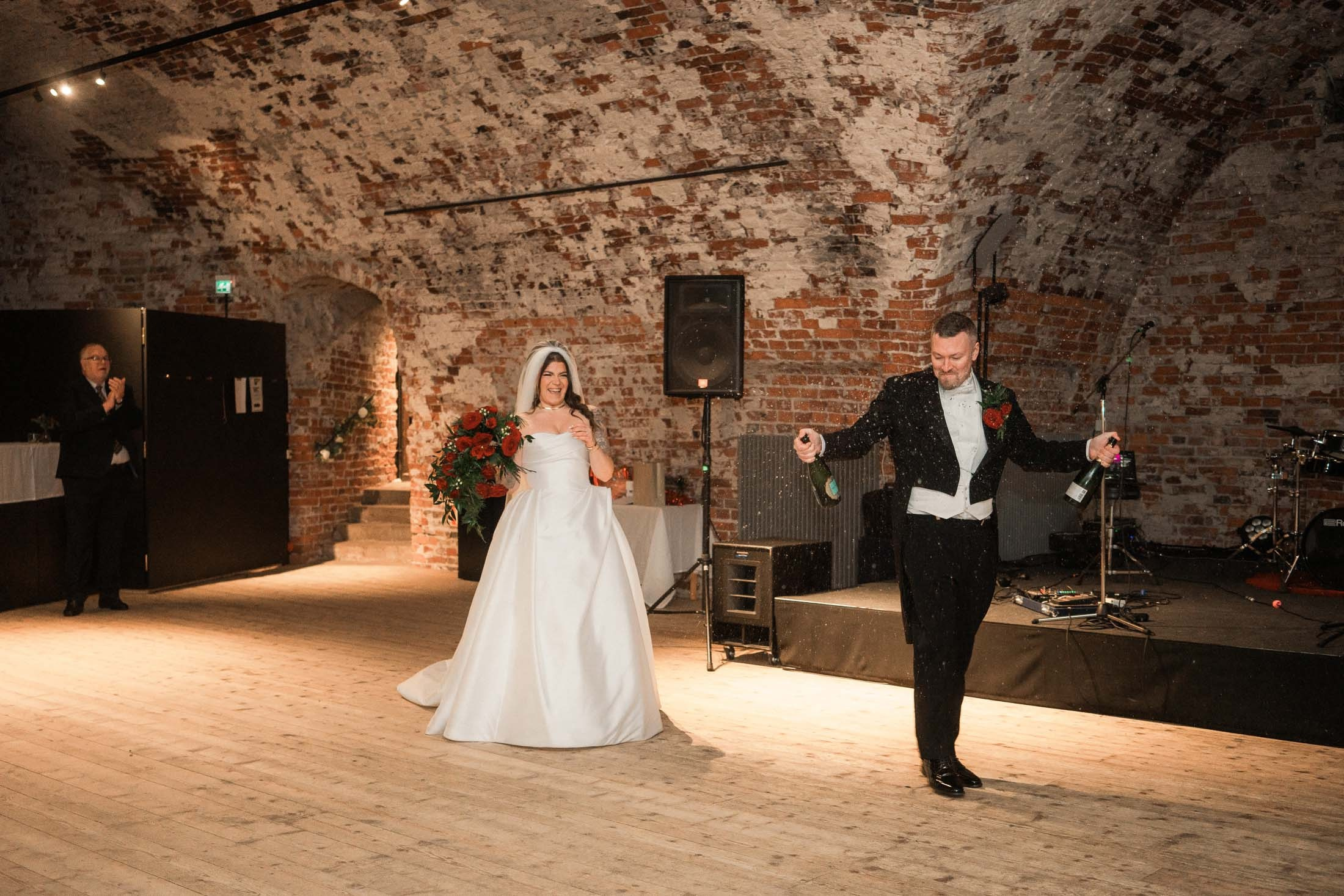 Alisa&Aarne, Uspenski katedraali ja Tenalji von Fersen. StudioHappyMoment — Fine Art Wedding Photographer in Italy, France, Spain & Finland