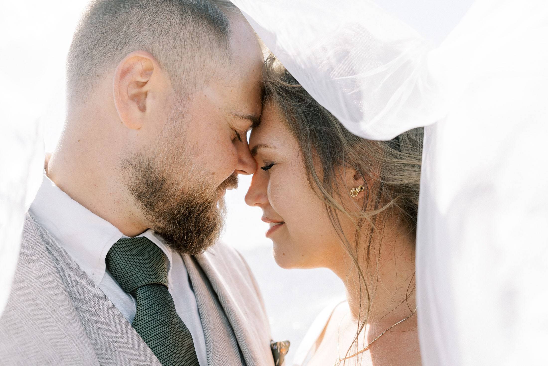 Meeri&Tuukka, kesäiset puutarhahäät Hangossa. StudioHappyMoment | Hääkuvaaja Helsinki, tunteikas ja dokumentaarinen kuvaus
