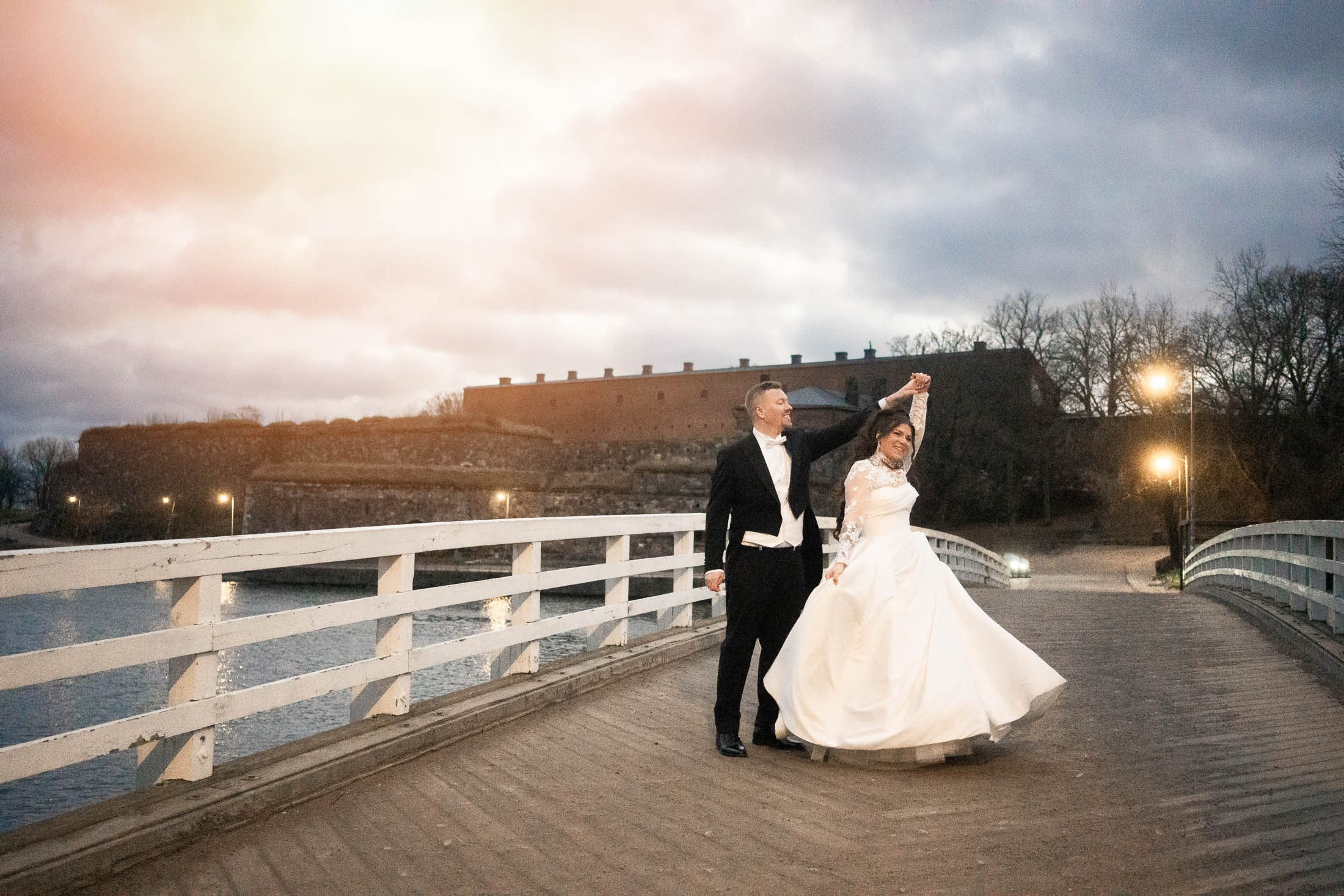 Alisa&Aarne, Uspenski katedraali ja Tenalji von Fersen. StudioHappyMoment — Fine Art Wedding Photographer in Italy, France, Spain & Finland