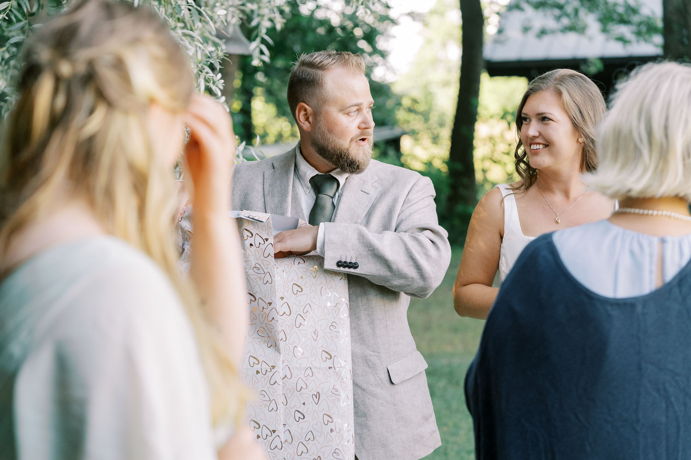 Meeri&Tuukka, kesäiset puutarhahäät Hangossa. StudioHappyMoment | Hääkuvaaja Helsinki, tunteikas ja dokumentaarinen kuvaus