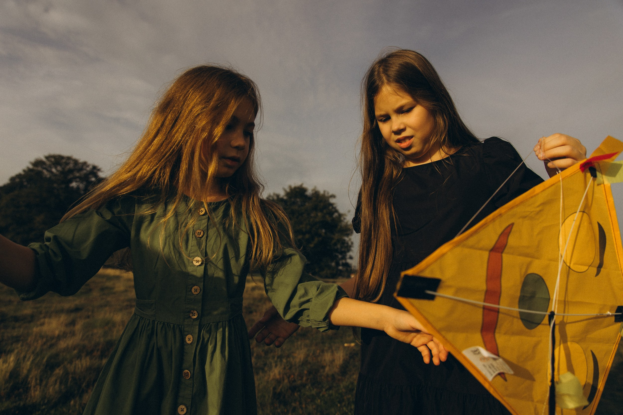 Mama und ihre zwei bezaubernden Töchter in einer familiären Fotosession. Familien & Hochzeitfotografin Nadja Holzmann