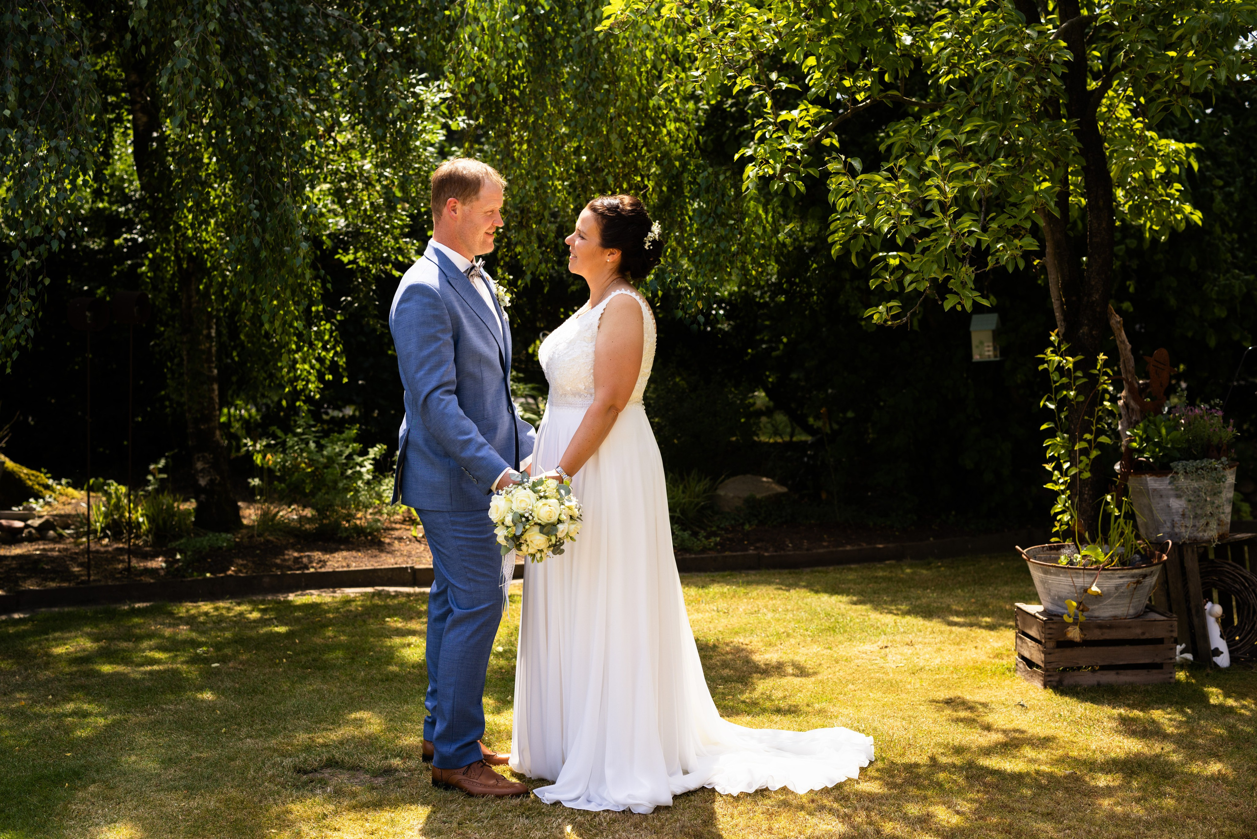 Emotionale Momente: Familienfotos im Garten des Brautpaares in Bippen während der Hochzeit.“
