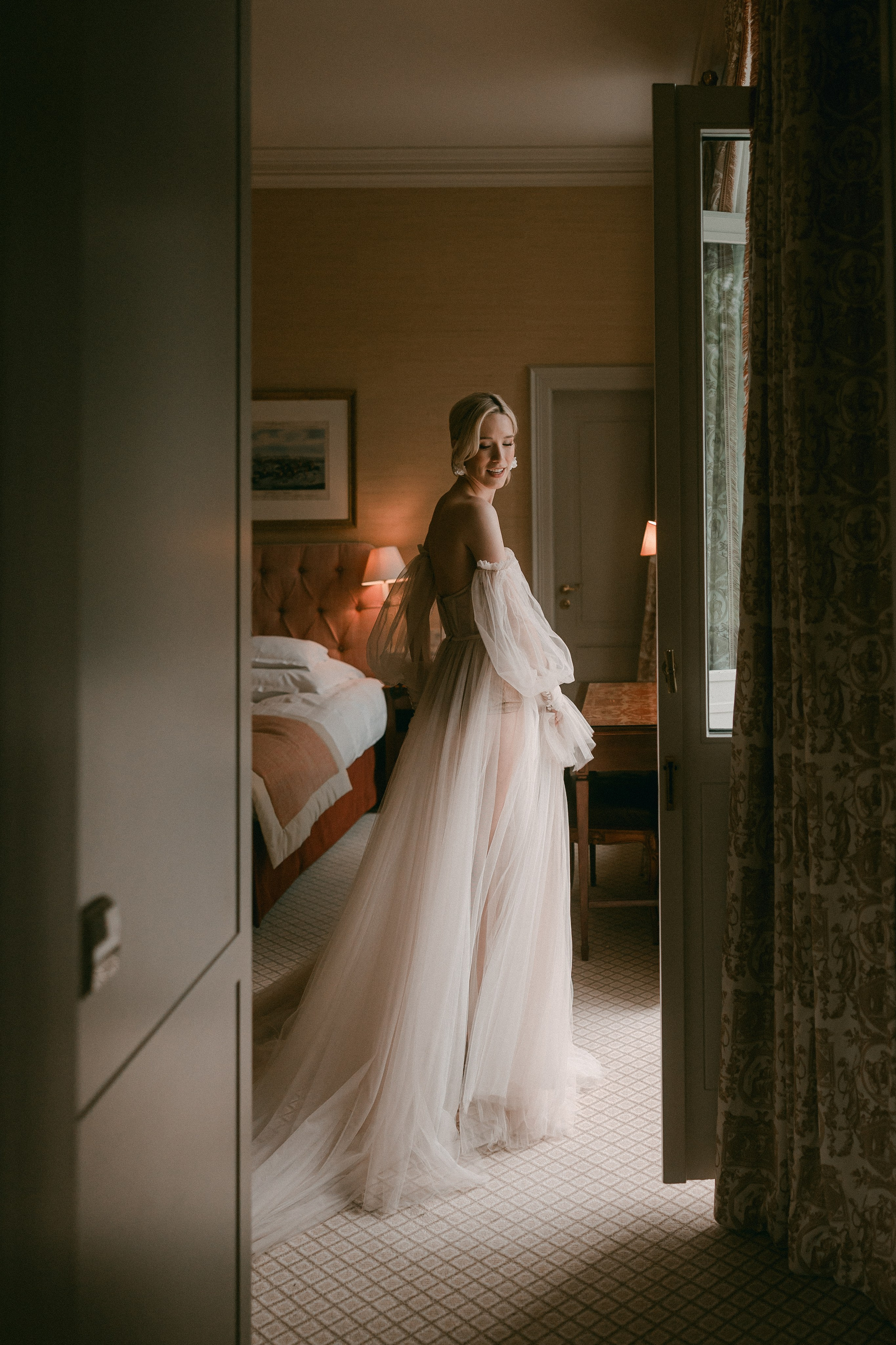 Sarah/ getting ready. Wedding and Family Photographer Switzerland and Italy. Valeria Diaz