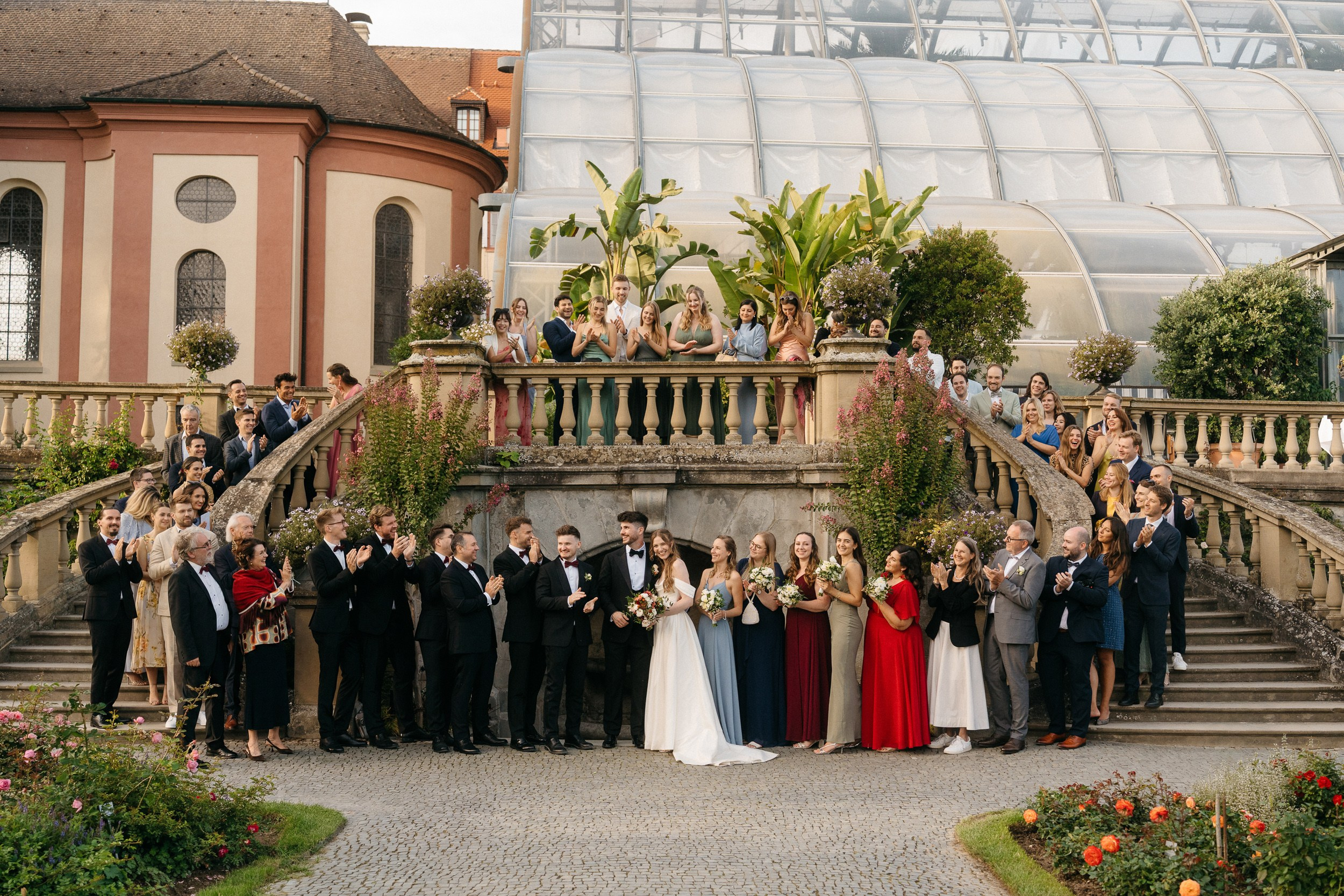 Gruppenfoto der Hochzeitsgäste im Rosengarten Insel Mainau
