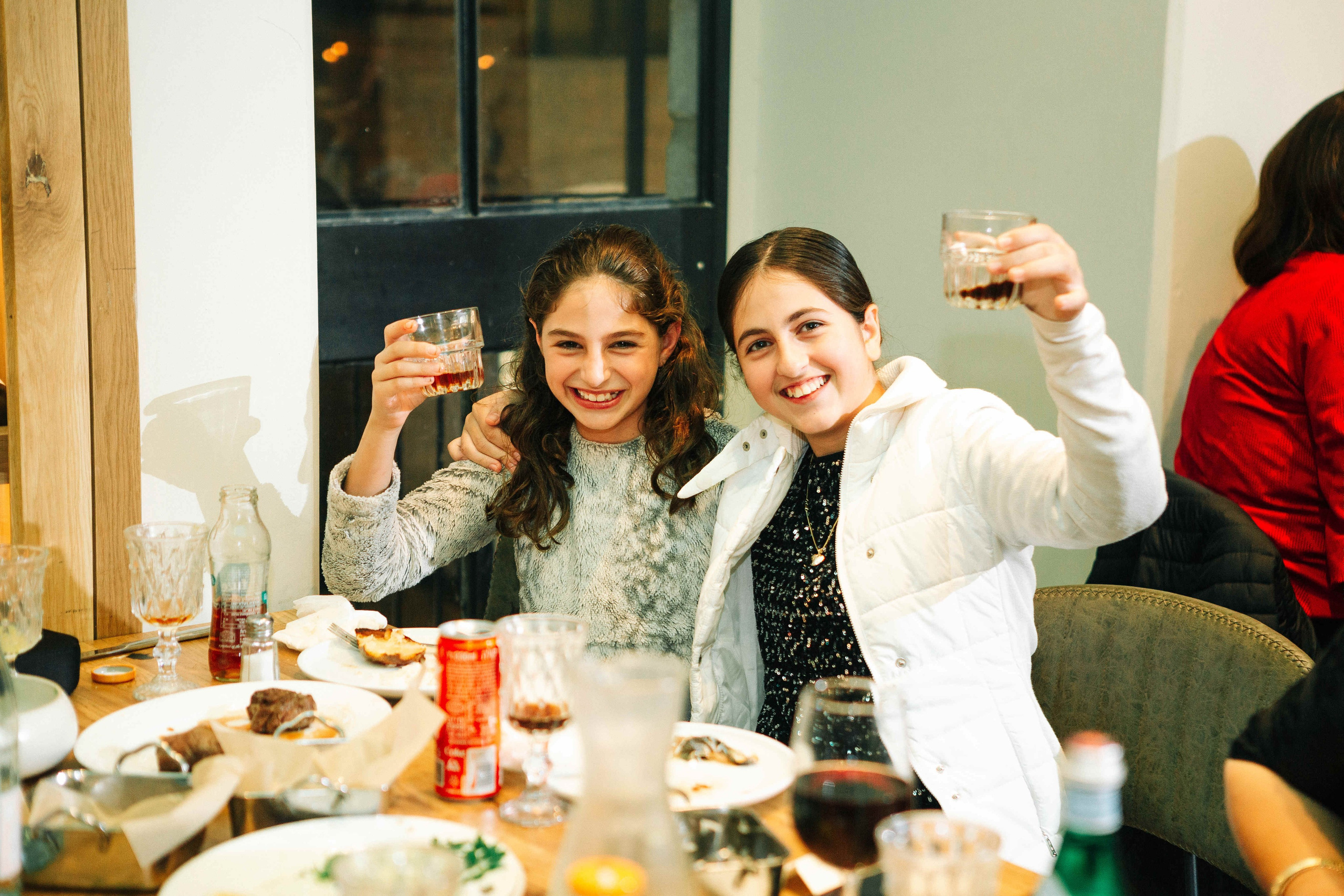 PARTY IN A RESTAURANT WITH THE WHOLE FAMILY. Https://shi-photo.com/