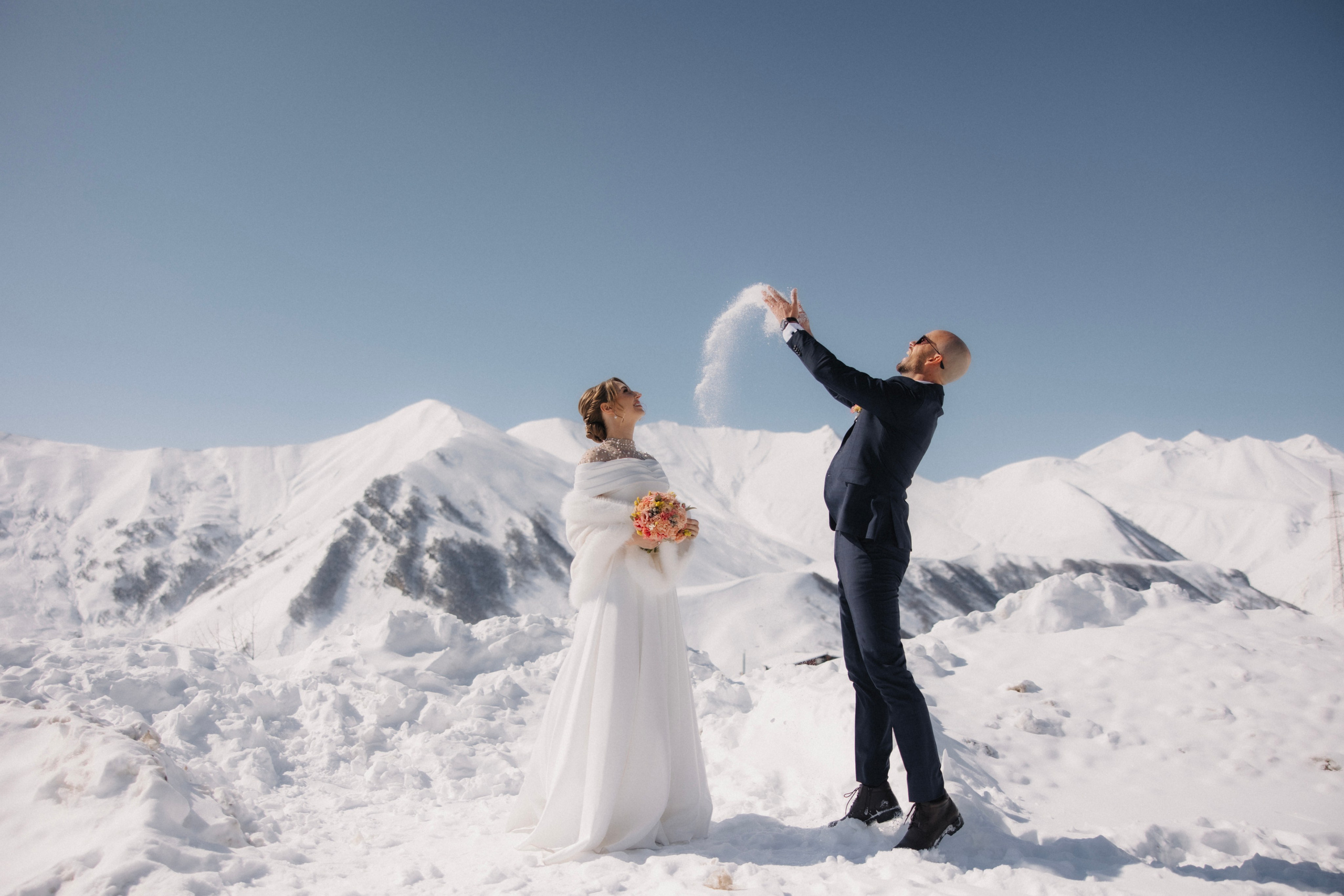 Love in winter mountains. Wedding photographer in Tbilisi Ioseb Mamniashvili
