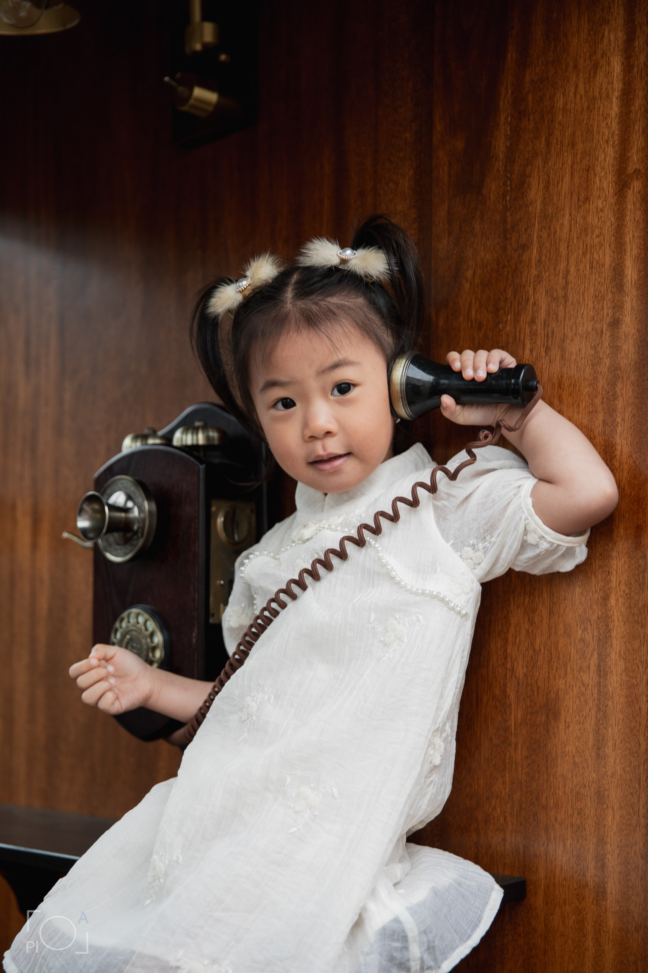 Shanghai 1930s retro photo shoot at Shanghai photo studio. Family photo shoot in Chinese retro style. 