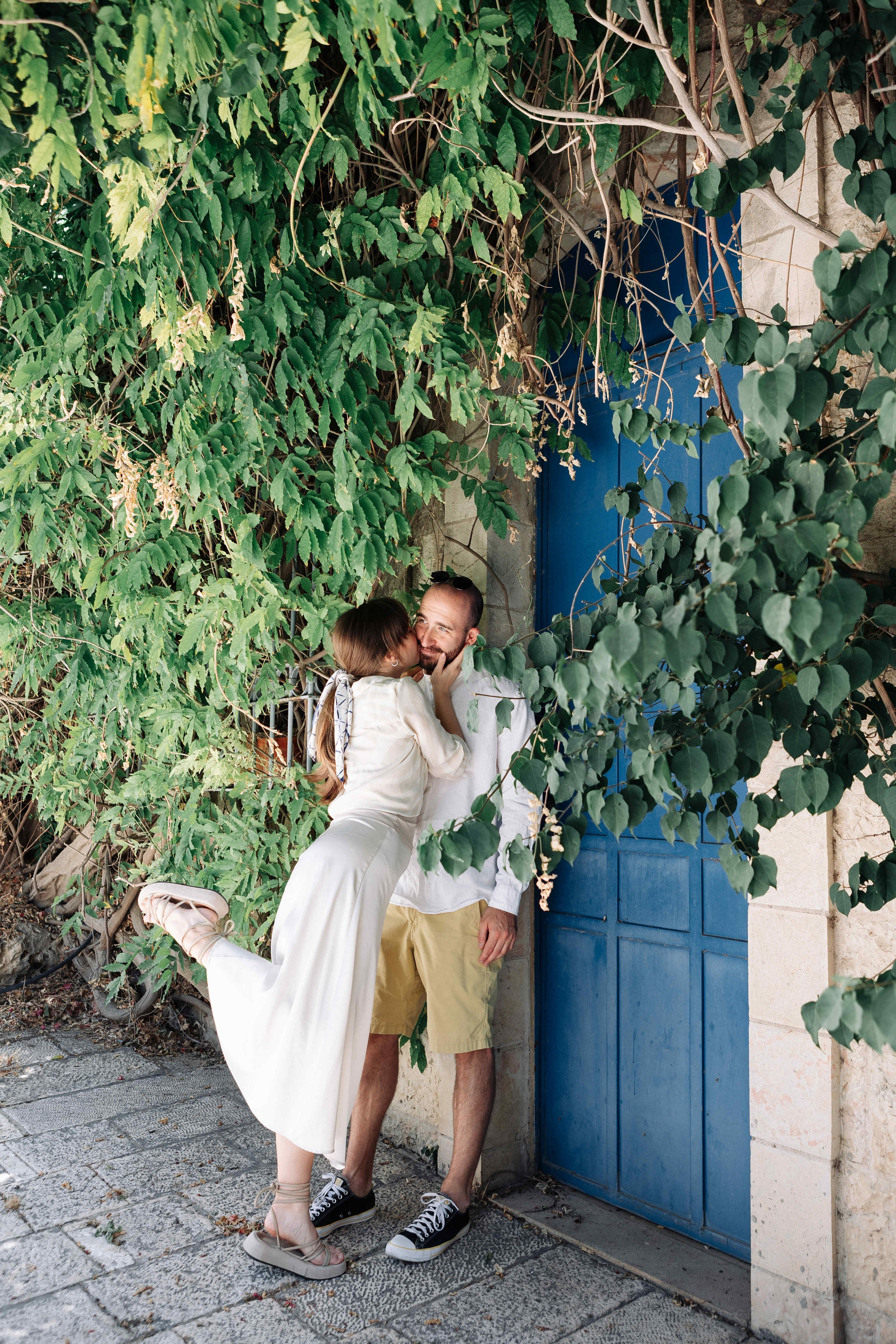 A MONTH AFTER THE WEDDING (morning). PHOTOGRAPHER IN ISRAEL