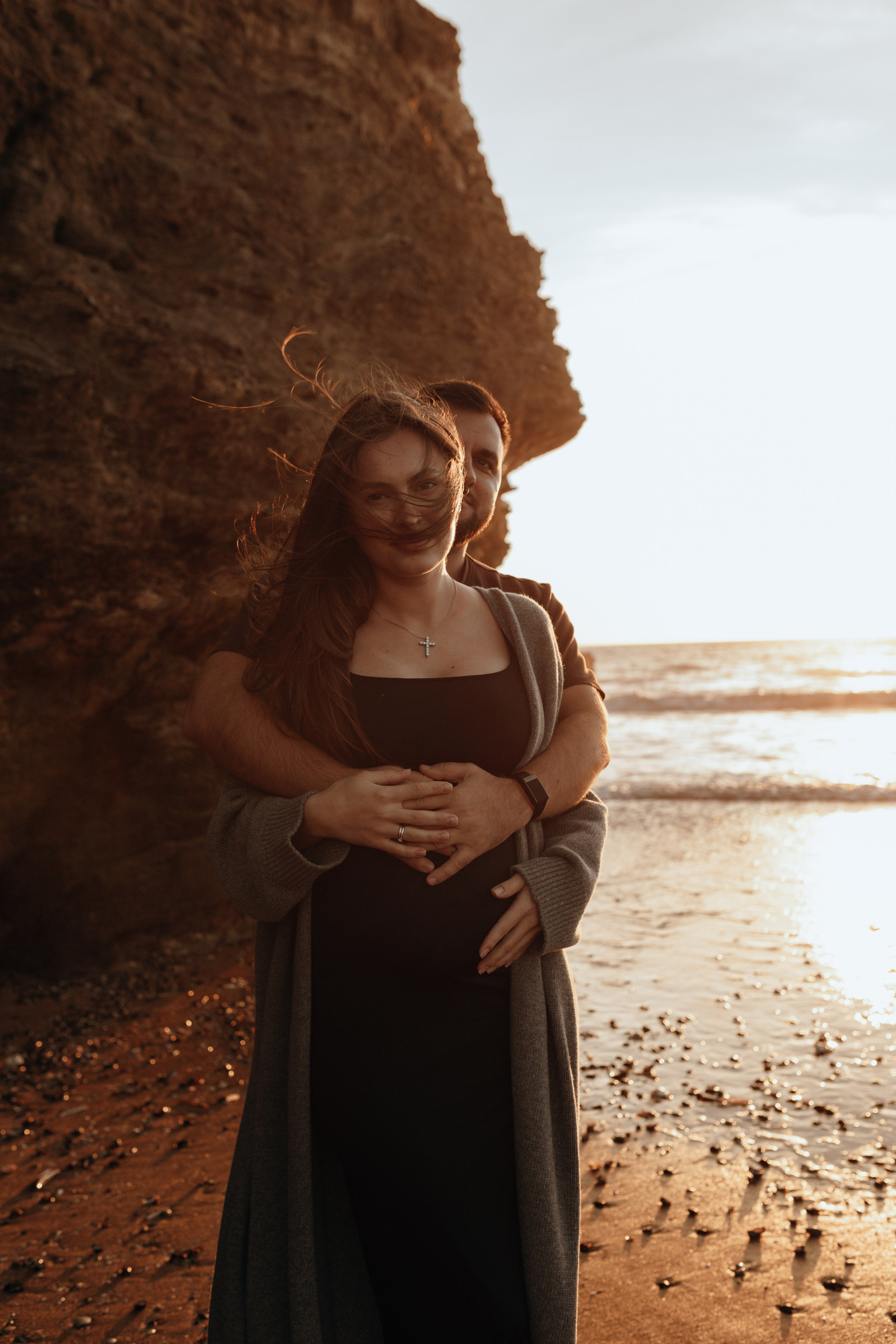 Sunset maternity photoshoot. Annah Louwagie — Lifestyle photographer for couples, families & brands | France & worldwide