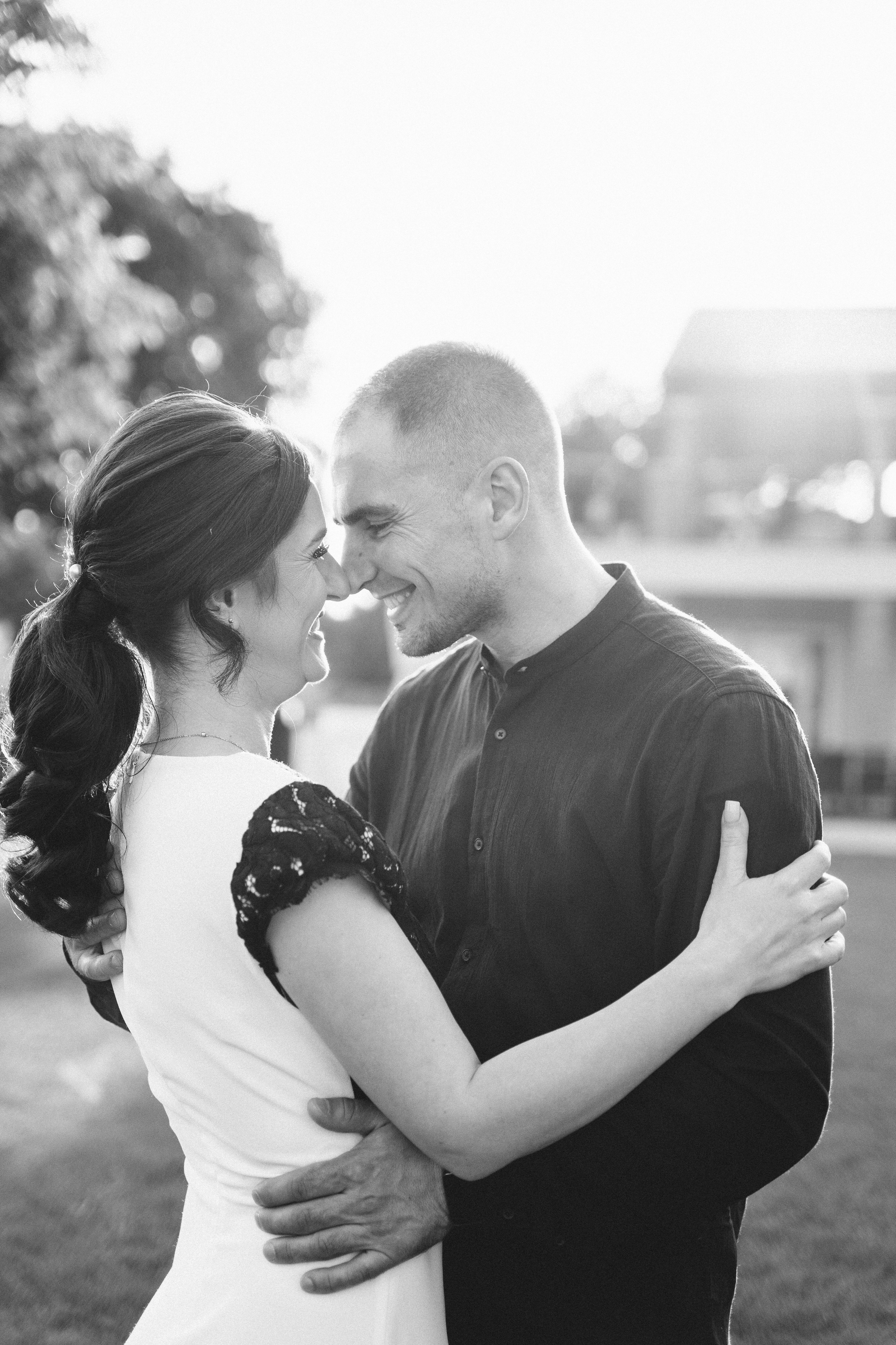 Ritratti di famiglia in esterno nel giardino di Corte Vittoria dopo il battesimo