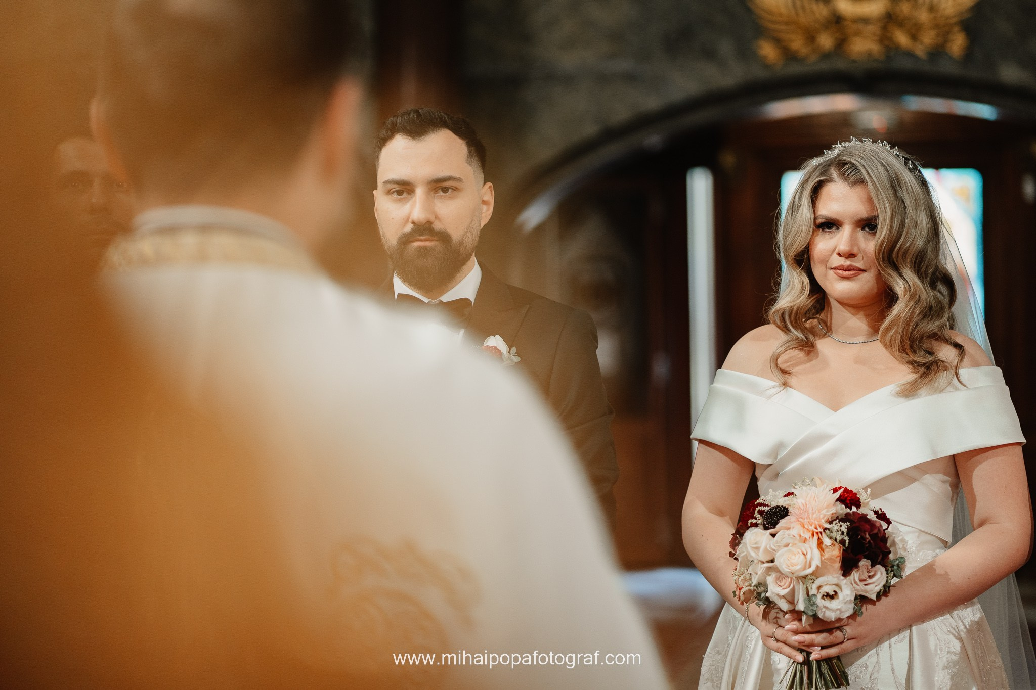 Moment emoționant între miri în ziua nunții, surprins într-un cadru natural și romantic, la Daimon Events. Fotografie de nuntă profesională, editată artistic pentru a evidenția emoția și eleganța evenimentului.