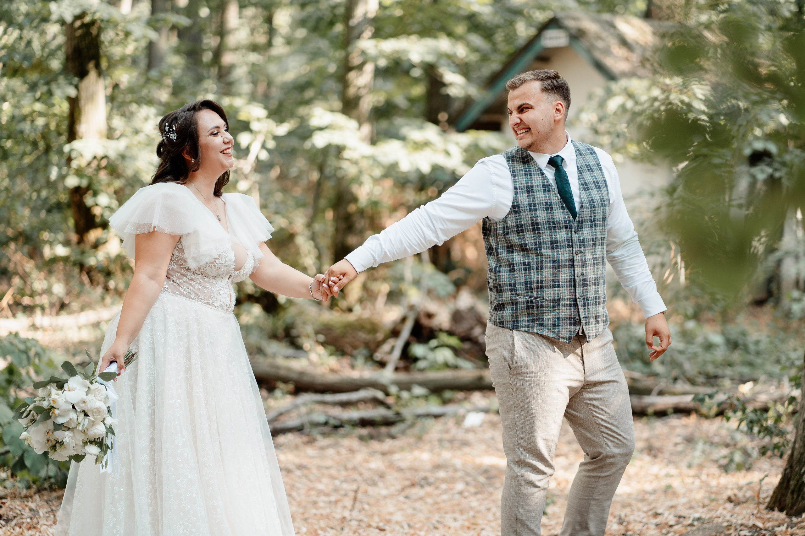 Moment emoționant între miri în ziua nunții, surprins într-un cadru natural și romantic, la Daimon Events. Fotografie de nuntă profesională, editată artistic pentru a evidenția emoția și eleganța evenimentului.