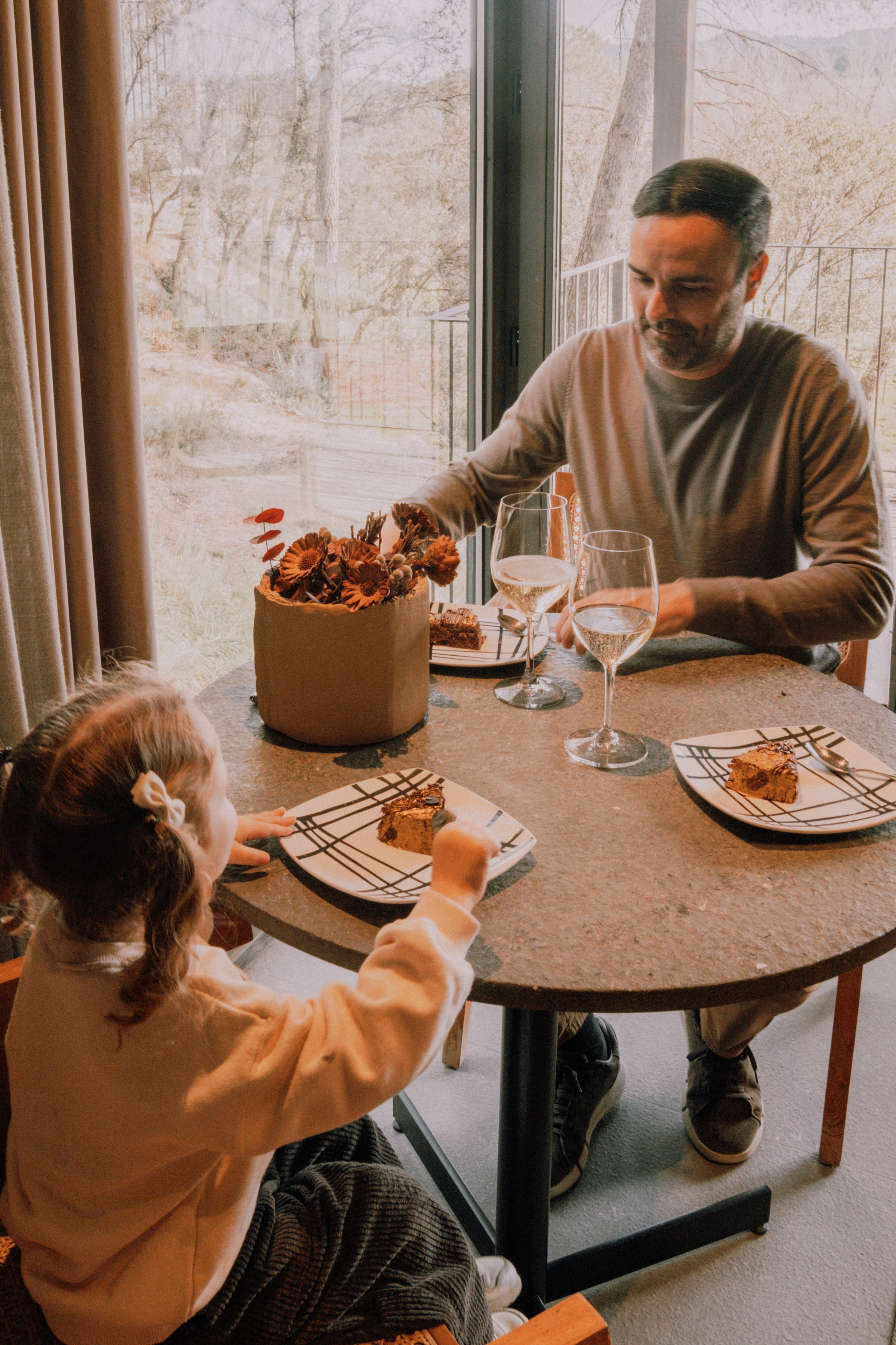 Sesión familiar en el bosque. Fotografía profesional en Calafell - Elena Medvedeva