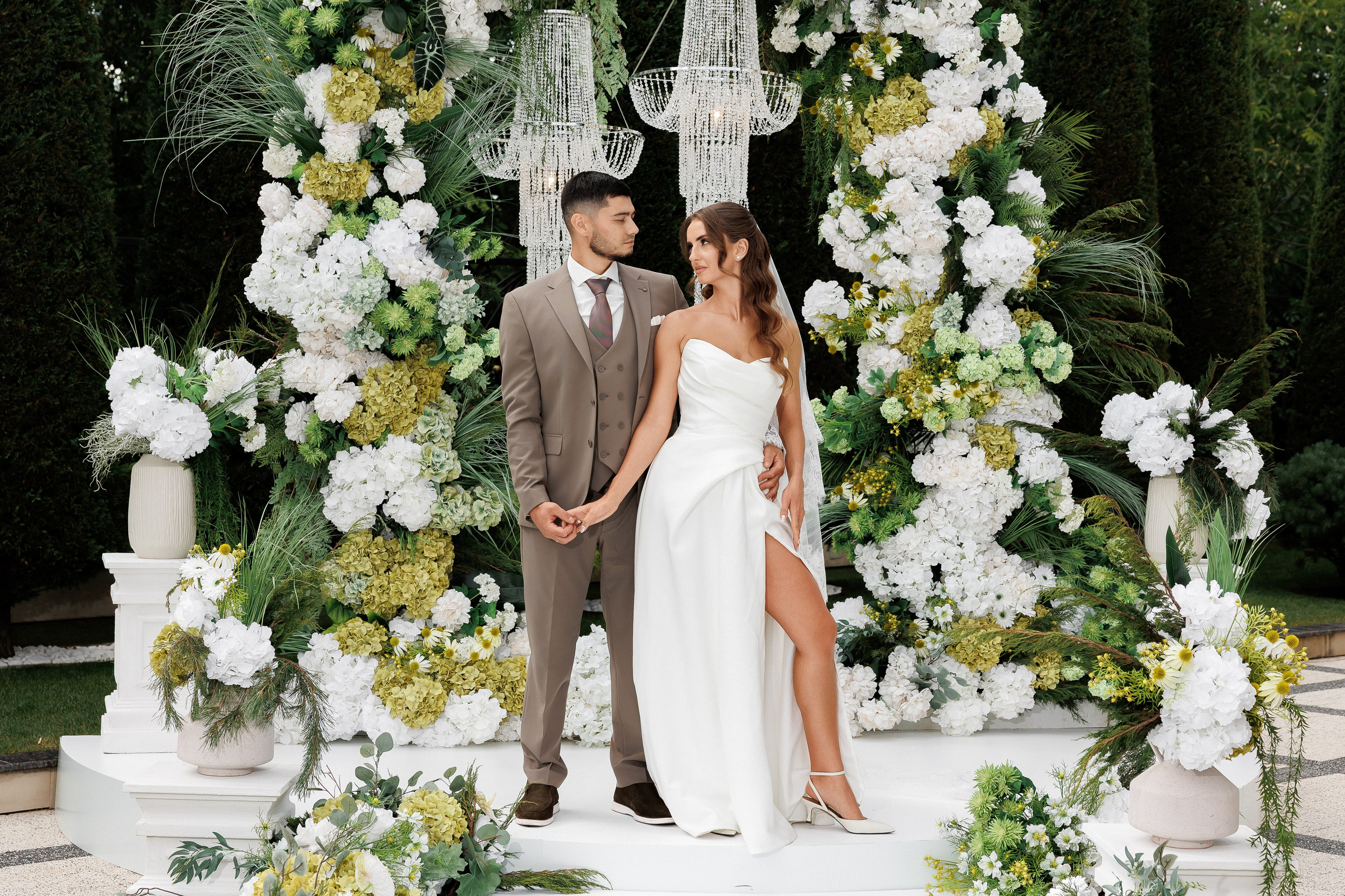 Eugen & Livia — Grand Elysee — Wedding Day. Servicii Foto și Video 067188353