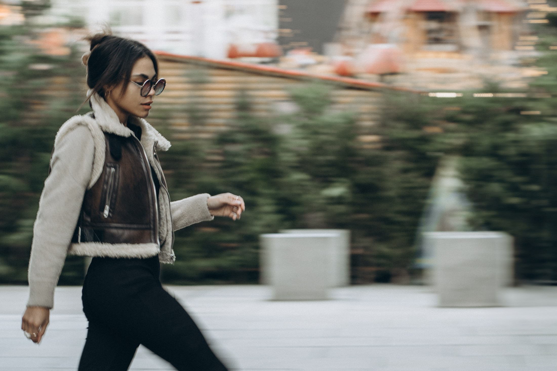 Diana läuft durch die Stadt, Bewegung im Bild – moderne Portraitfotografie Dresden