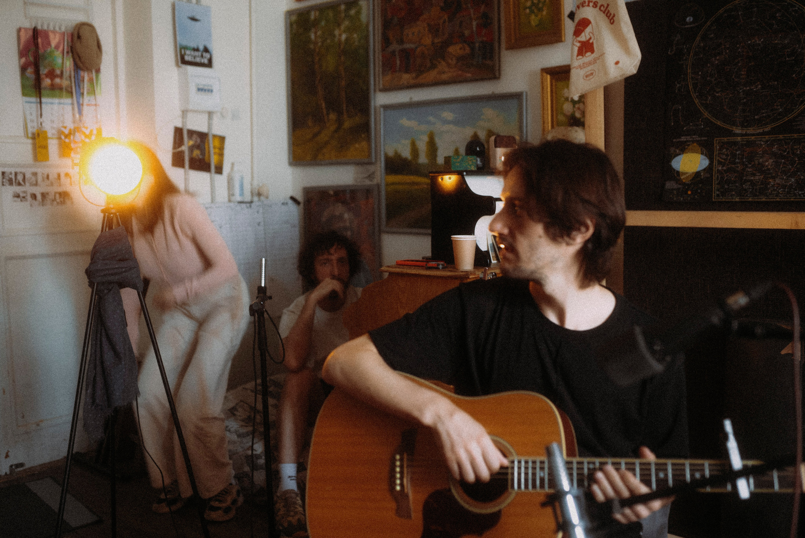 2025. Стрит-фотография, полная абсурда, идиотизма и красоты