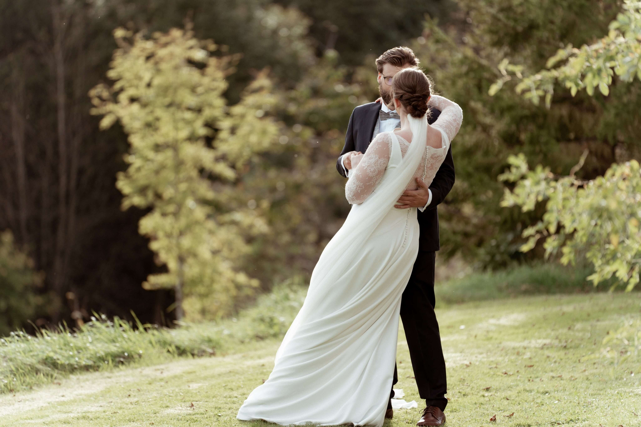 Bryllupsforografering i Porsgrunn, Telemark Brudeparet danser i naturen.