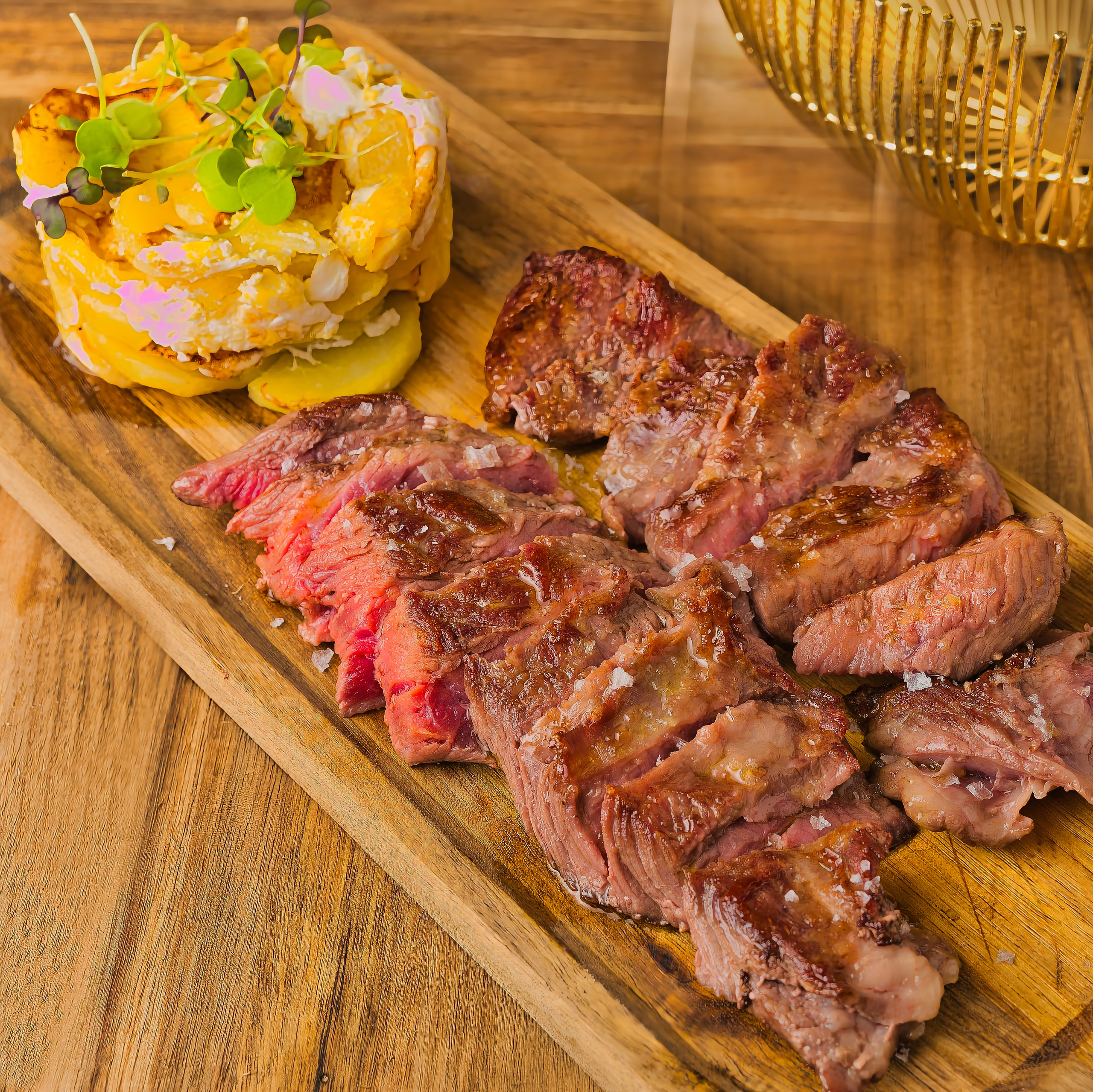 Imagen de comida cuidadosamente emplatada sobre fondo oscuro, capturando detalles y contraste visual.