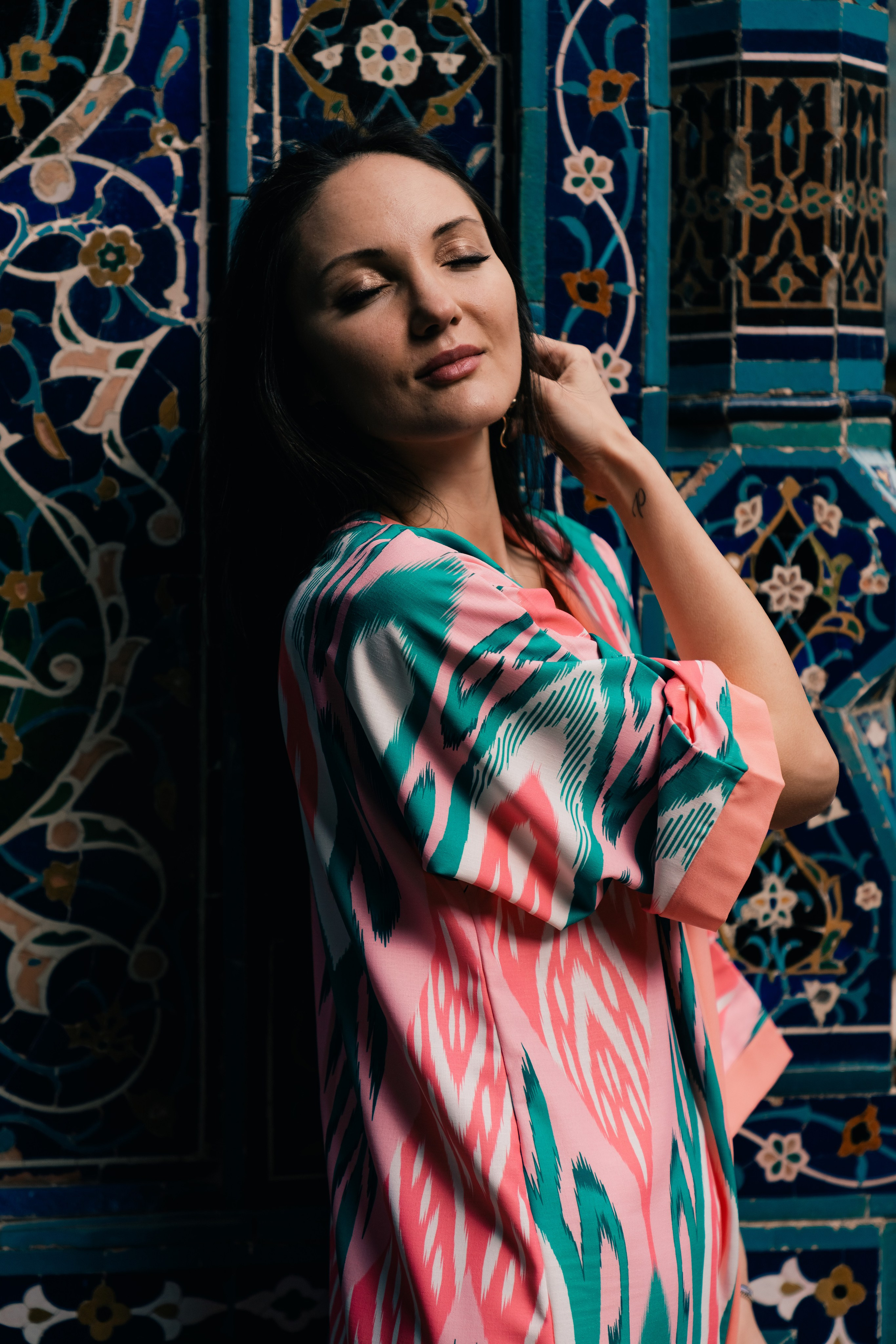 Photoshoot in a robe in Samarkand: Unique Shots with the Shah-i-Zinda. Photographer in Uzbekistan and Samarkand Djasur Marupov