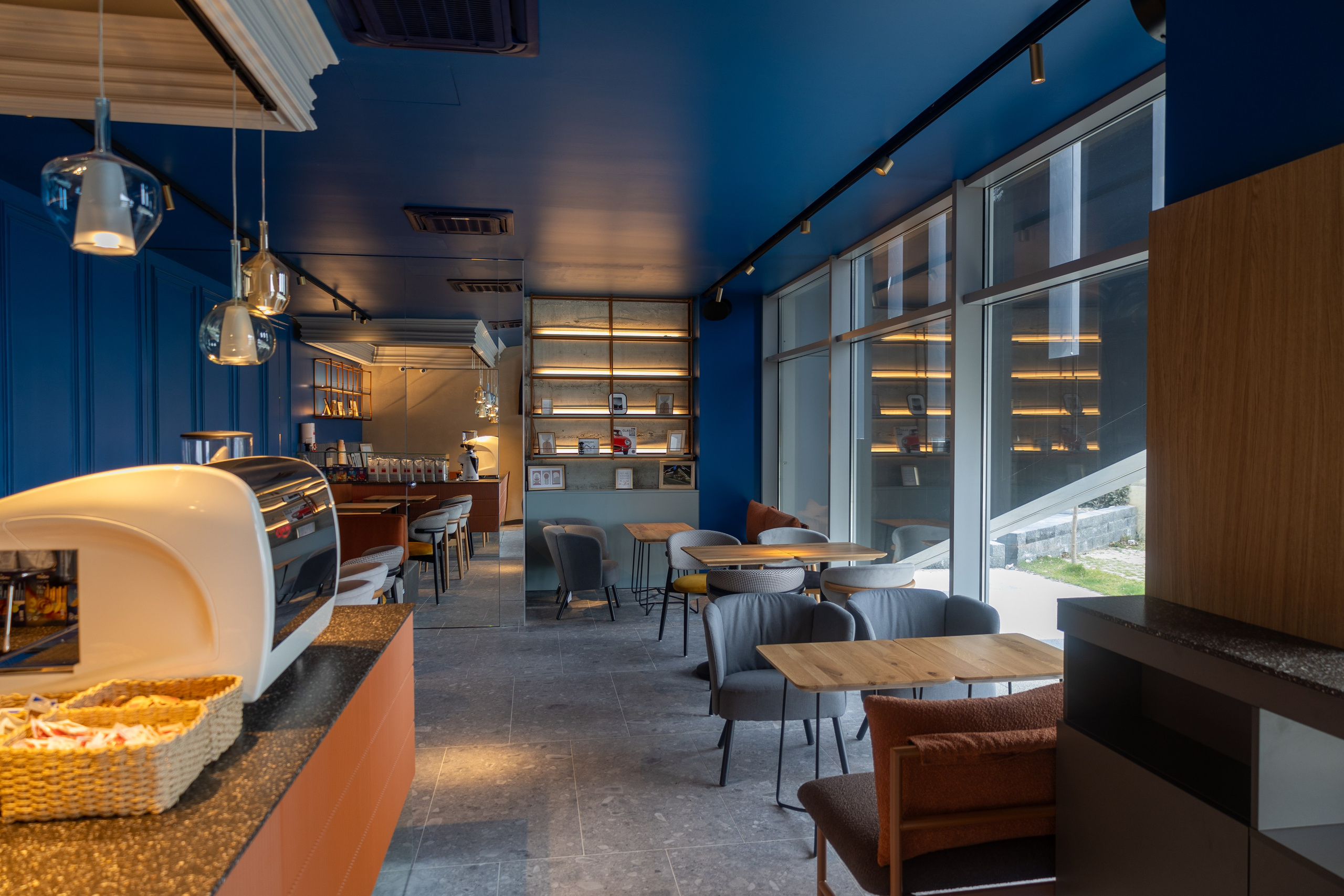 Cafenea “Monte Carlo” Buhuși. Fotograf. Lucrez cu oameni, produse și spații. Portret și fotografie creativă. Bacău, România. Lidia Savinoiu