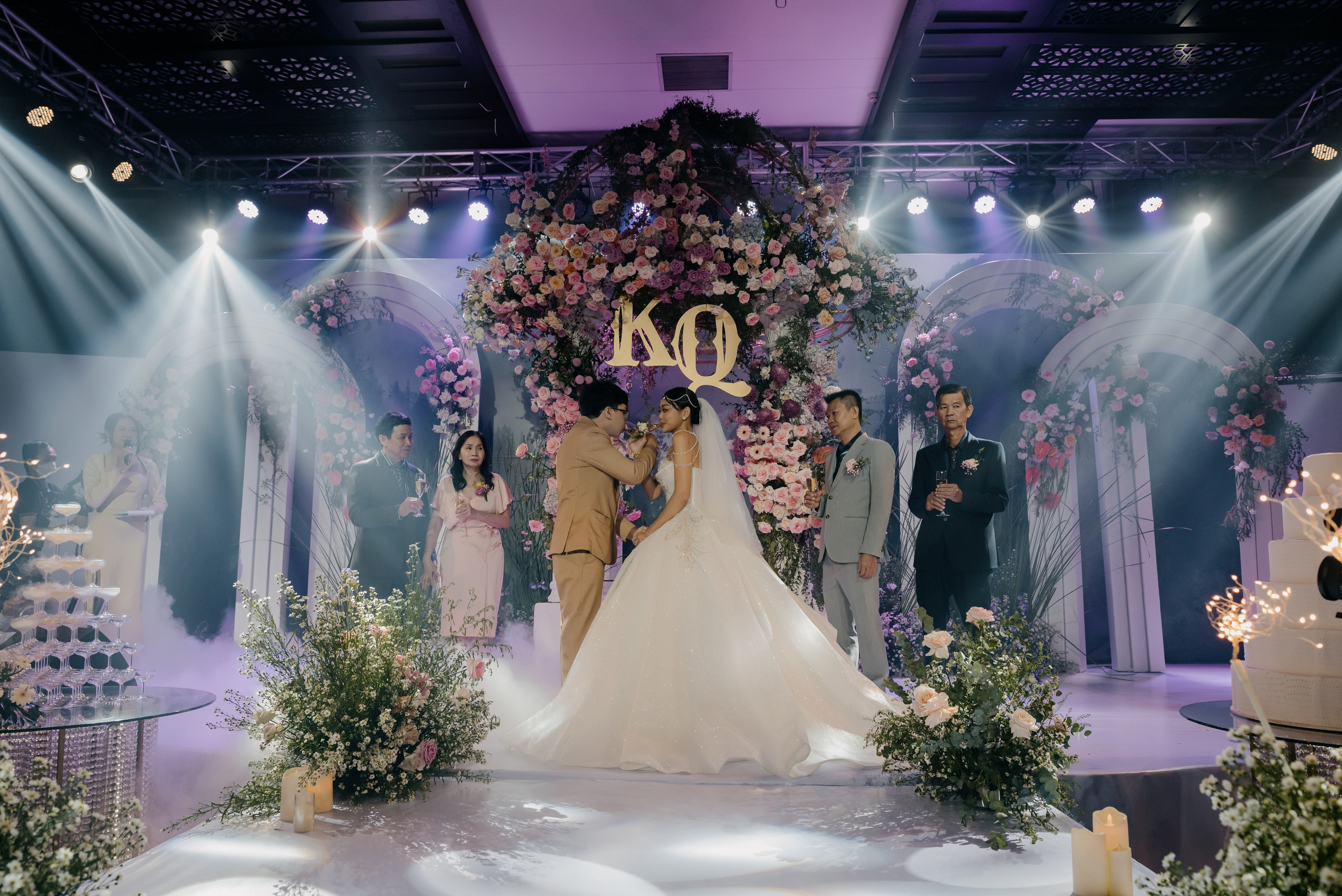 KHANG & QUYEN / Lavela Hotel. Saigon Wedding Present | Art Beyond Moments