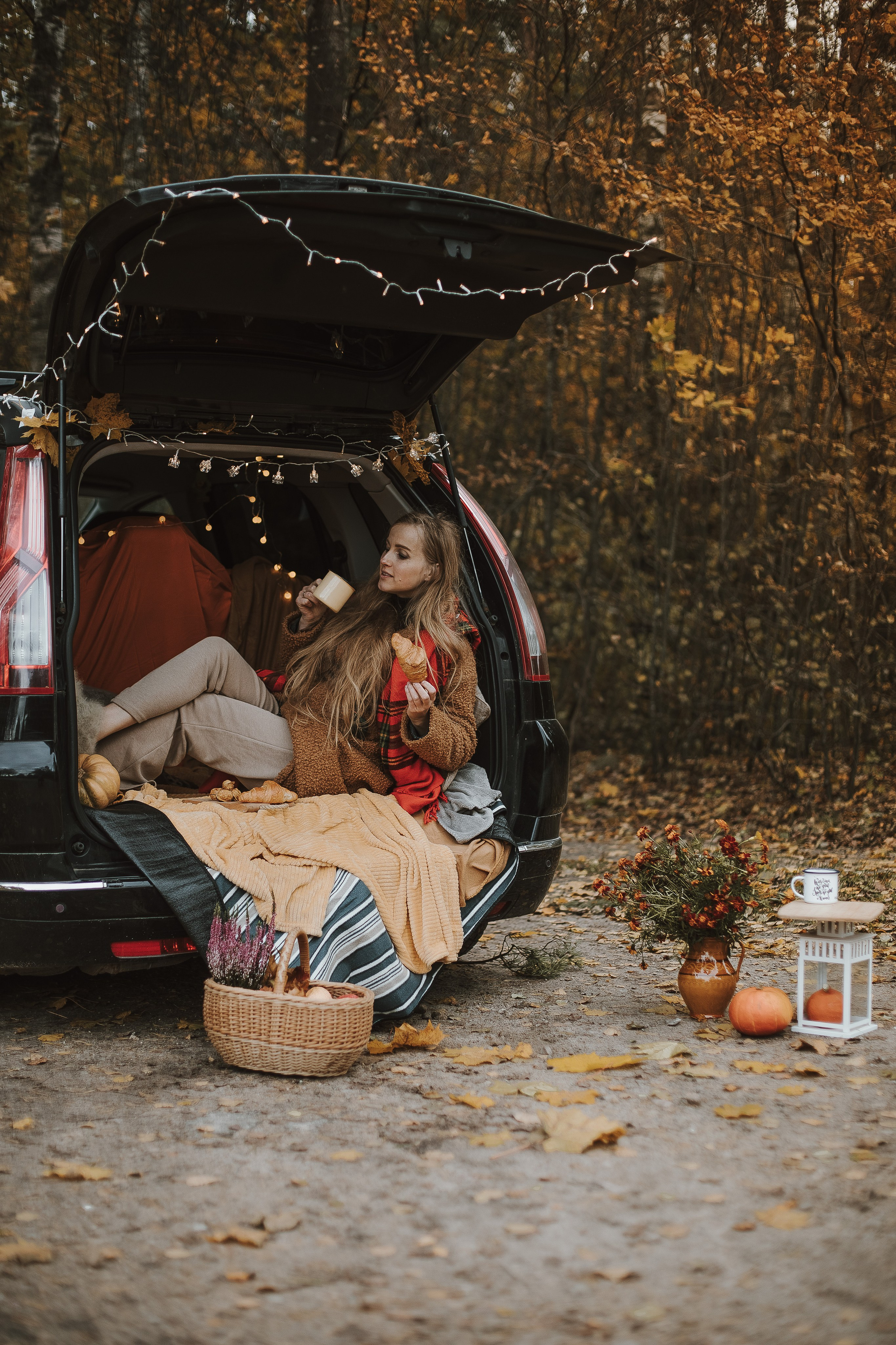 Rudens fotosesija ar mašīnu. Fotogrāfs Rīgā — Katerina Gordik