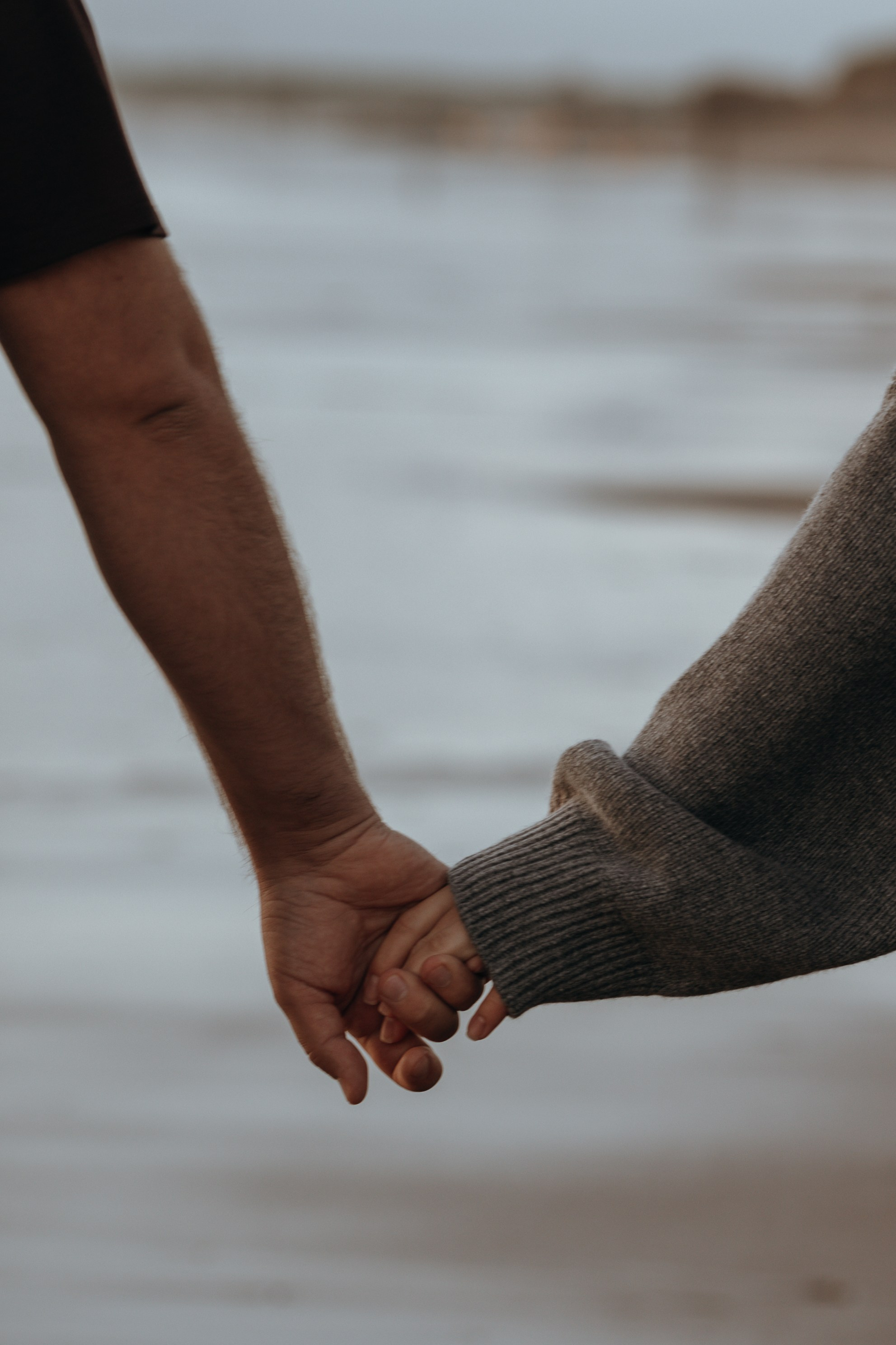 Sunset maternity photoshoot. Annah Louwagie — Lifestyle photographer for couples, families & brands | France & worldwide