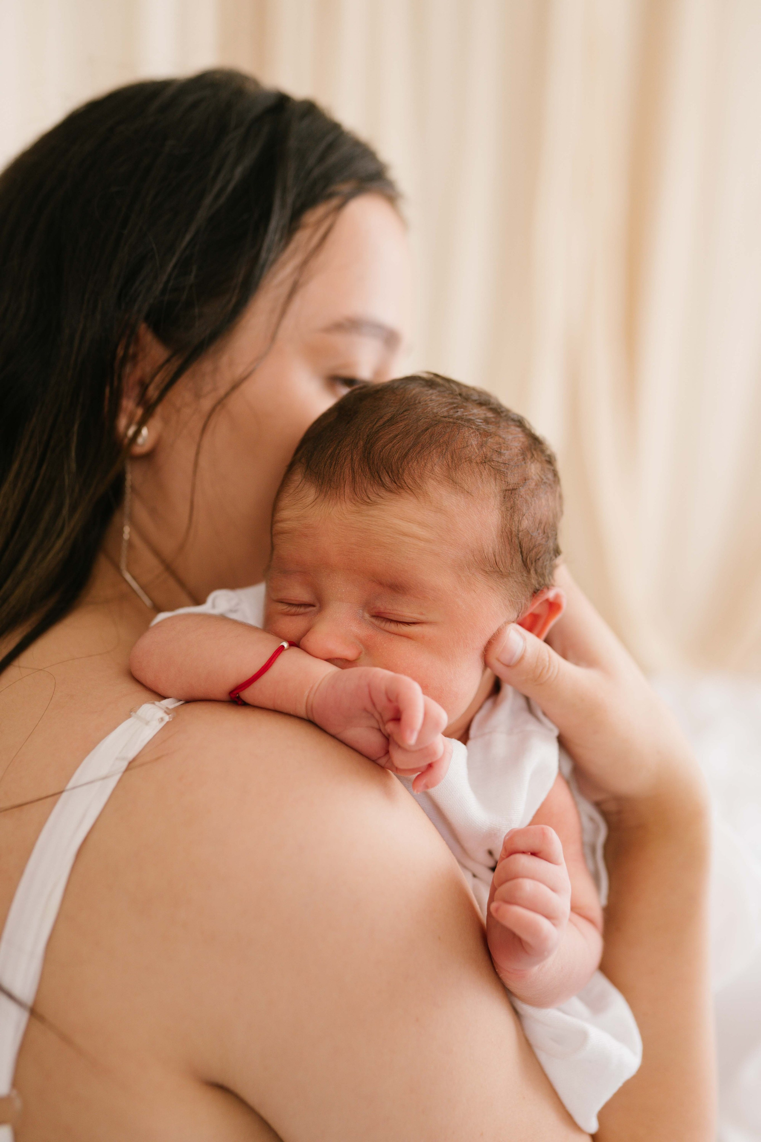 Inspira sesiune foto nou-nascut. Madalina Beda- Artist vizual, fotograf, doula la nastere, consultant babywearing Brasov si in toata tara