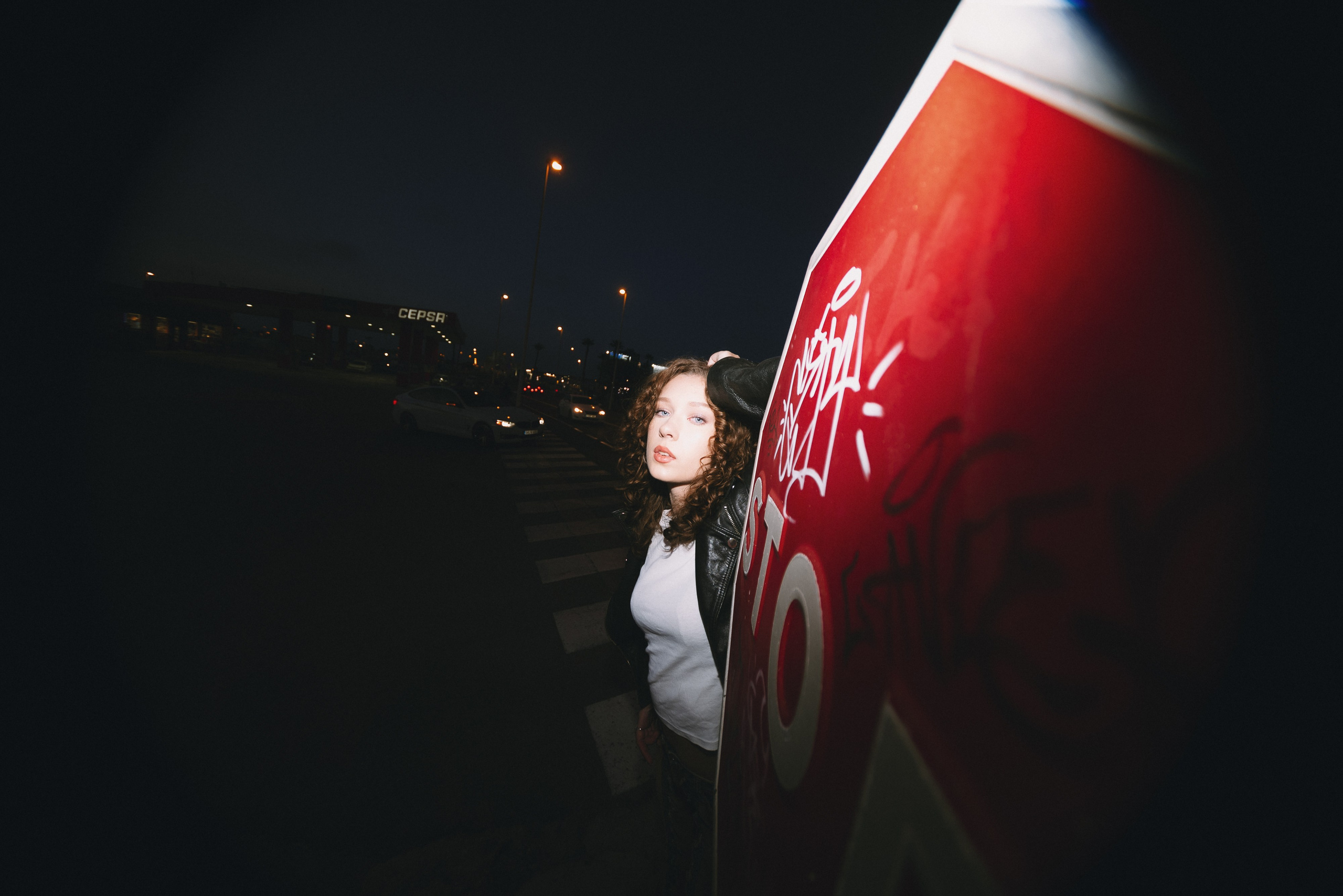 Fotografía nocturna en Torrevieja | Sesión editorial con flash para modelo joven