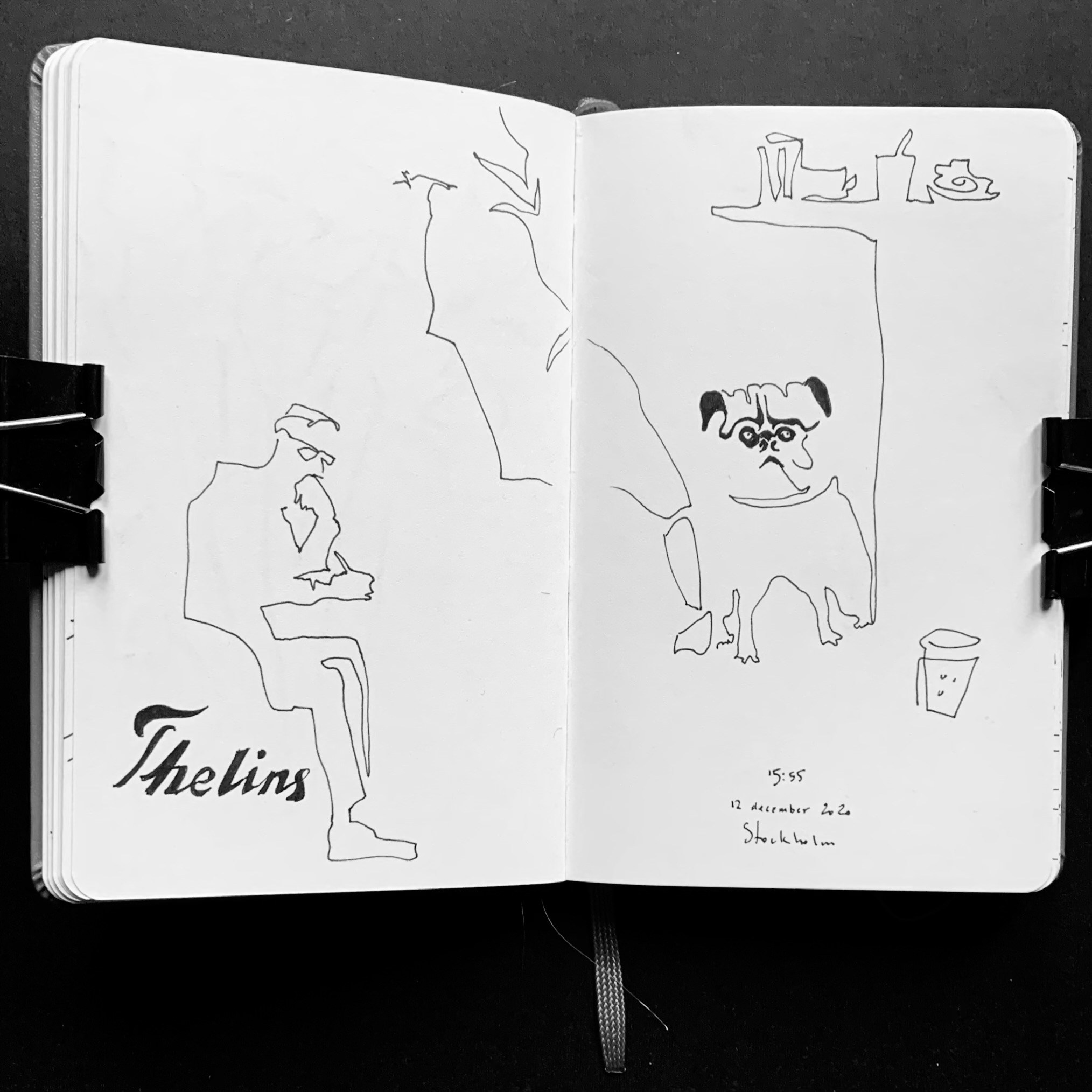 Disegni in bianco e nero su taccuino Moleskine realizzati a Stoccolma nel corso di molti viaggi, parte di una ricerca artistica e progetto espositivo a lungo termine. Thelins bageri och hund.