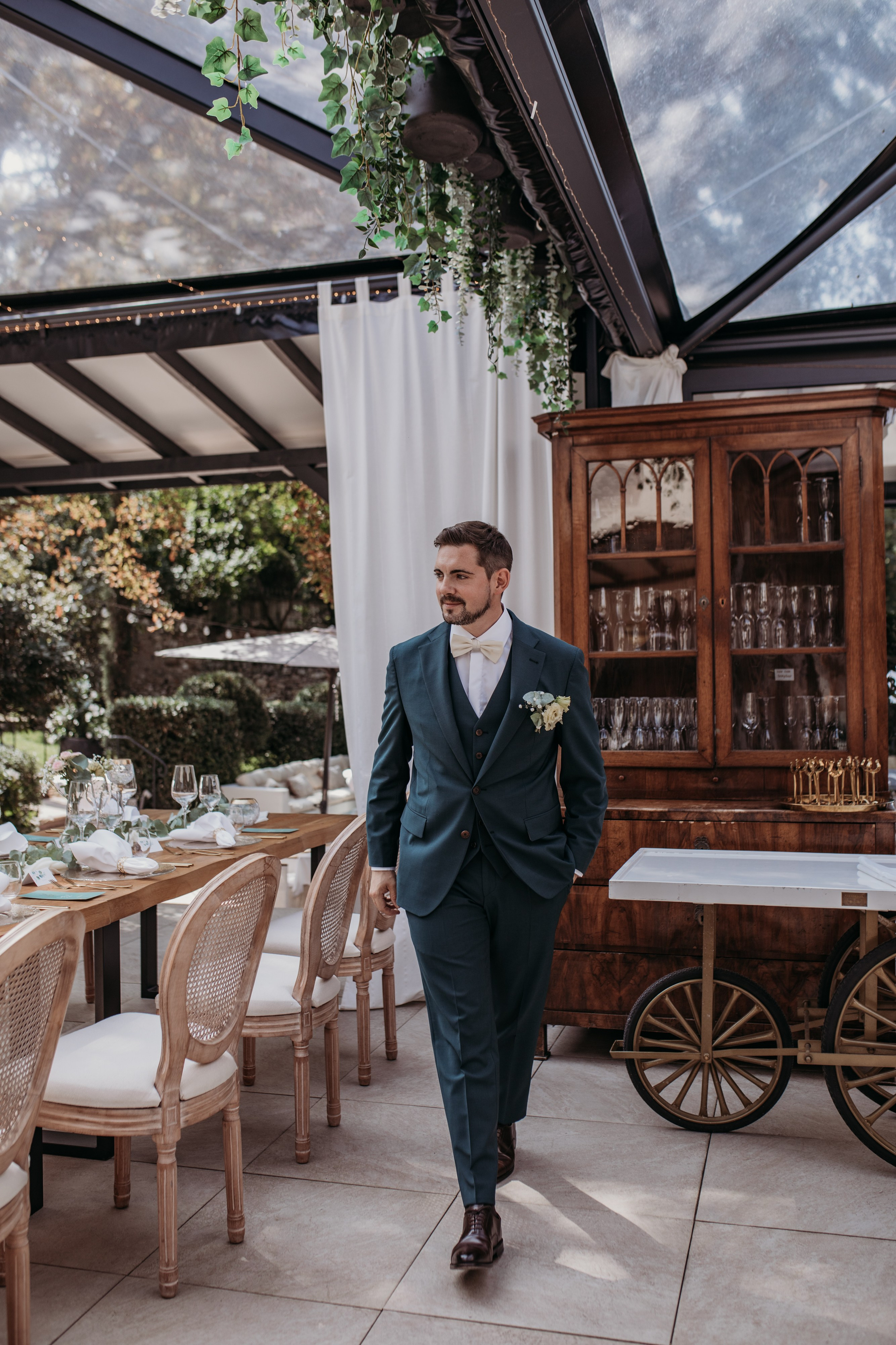 Natürliche Paarfotos im Morrhof mit mediterraner Architektur 