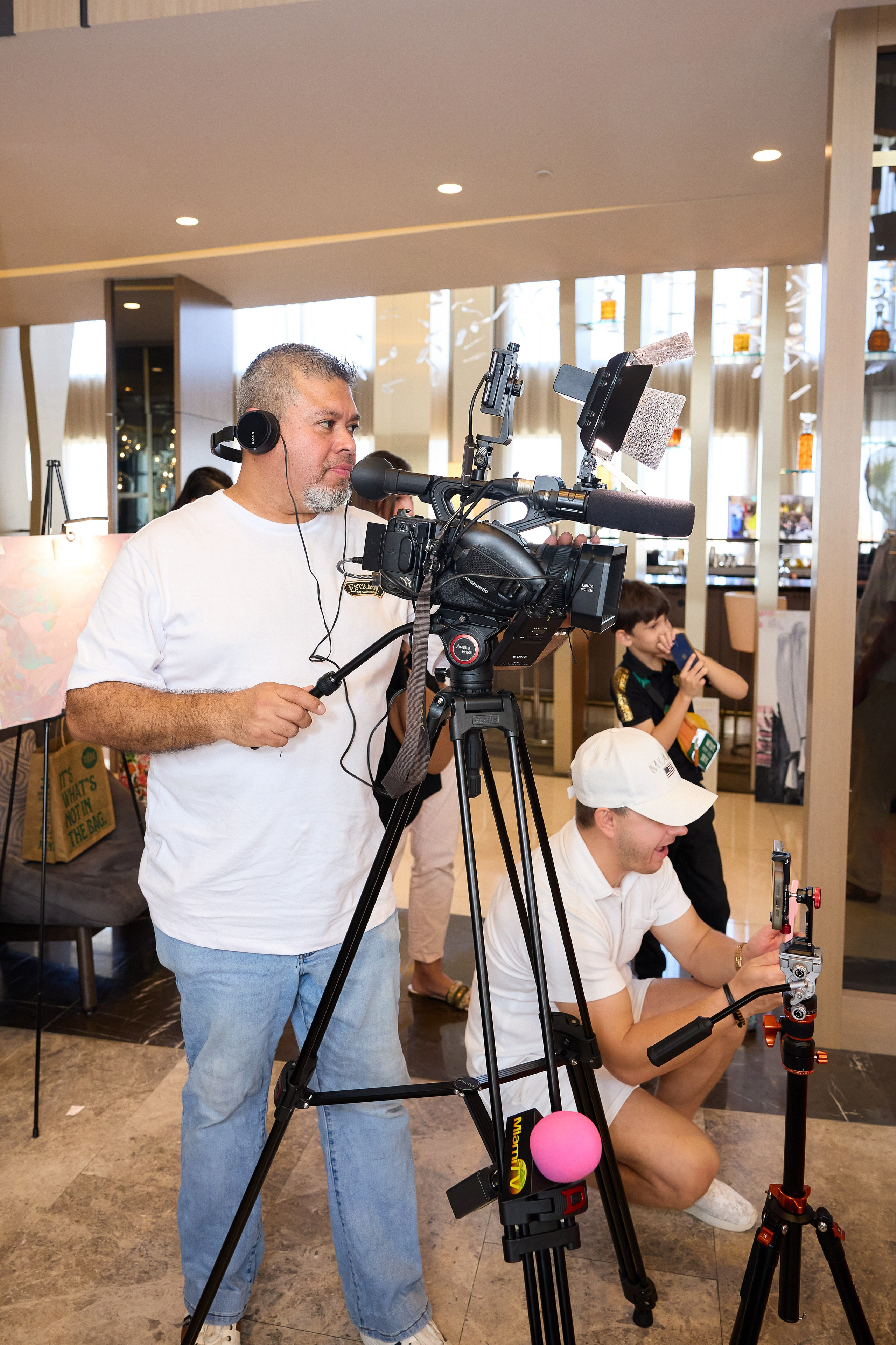 Авторская благотворительная художественная выставка Дианы Бортник. Фотограф Юлия Маковеева