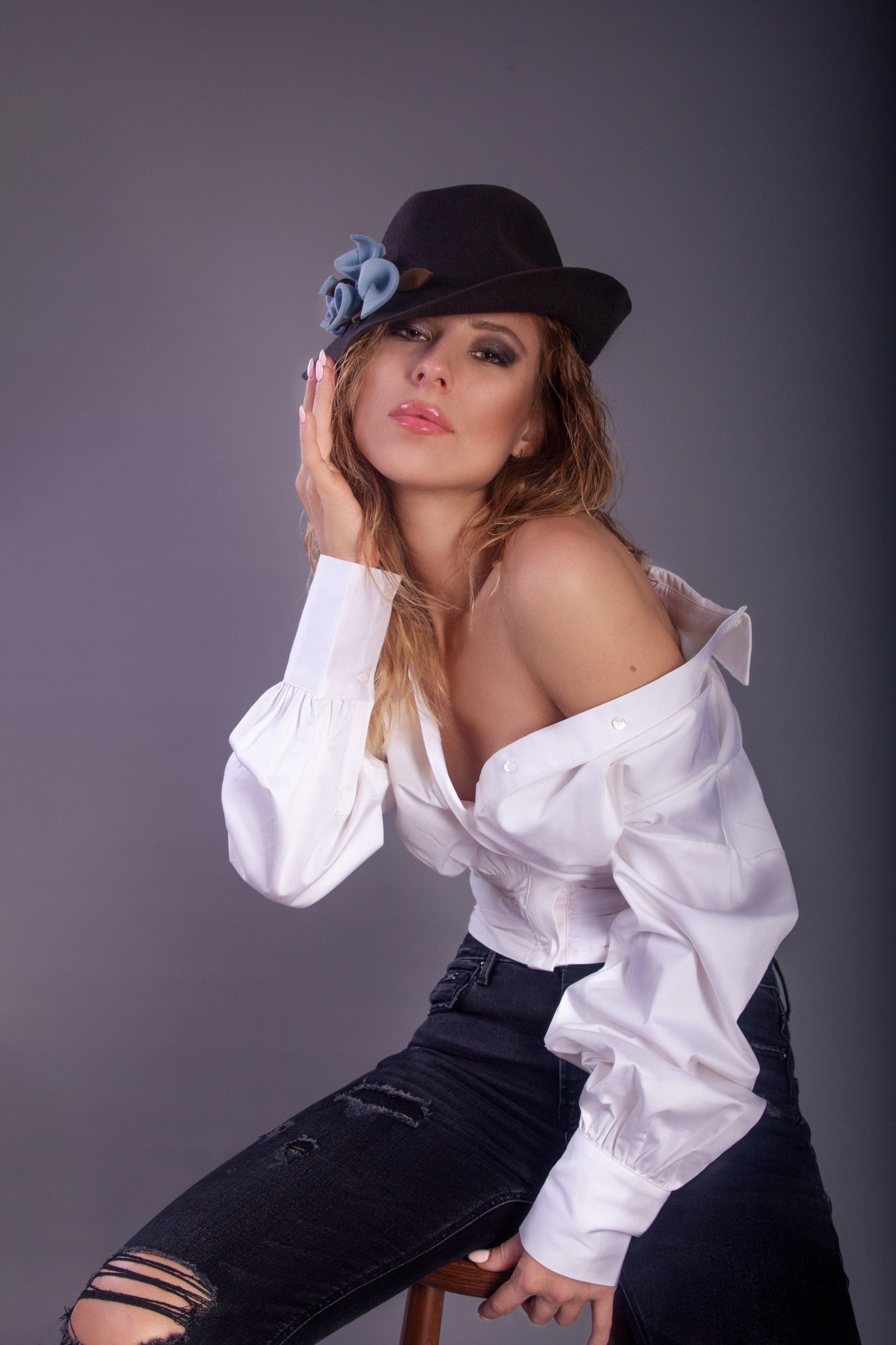 женский портрет в Стамбуле . студия , девушка в шляпе.